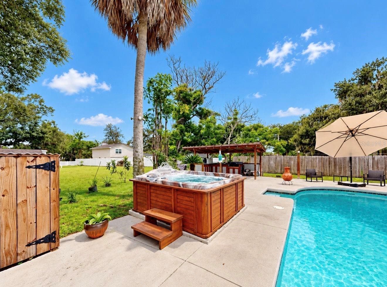 Hot tub-6 seater - 11004 RIVERVIEW DR, RIVERVIEW