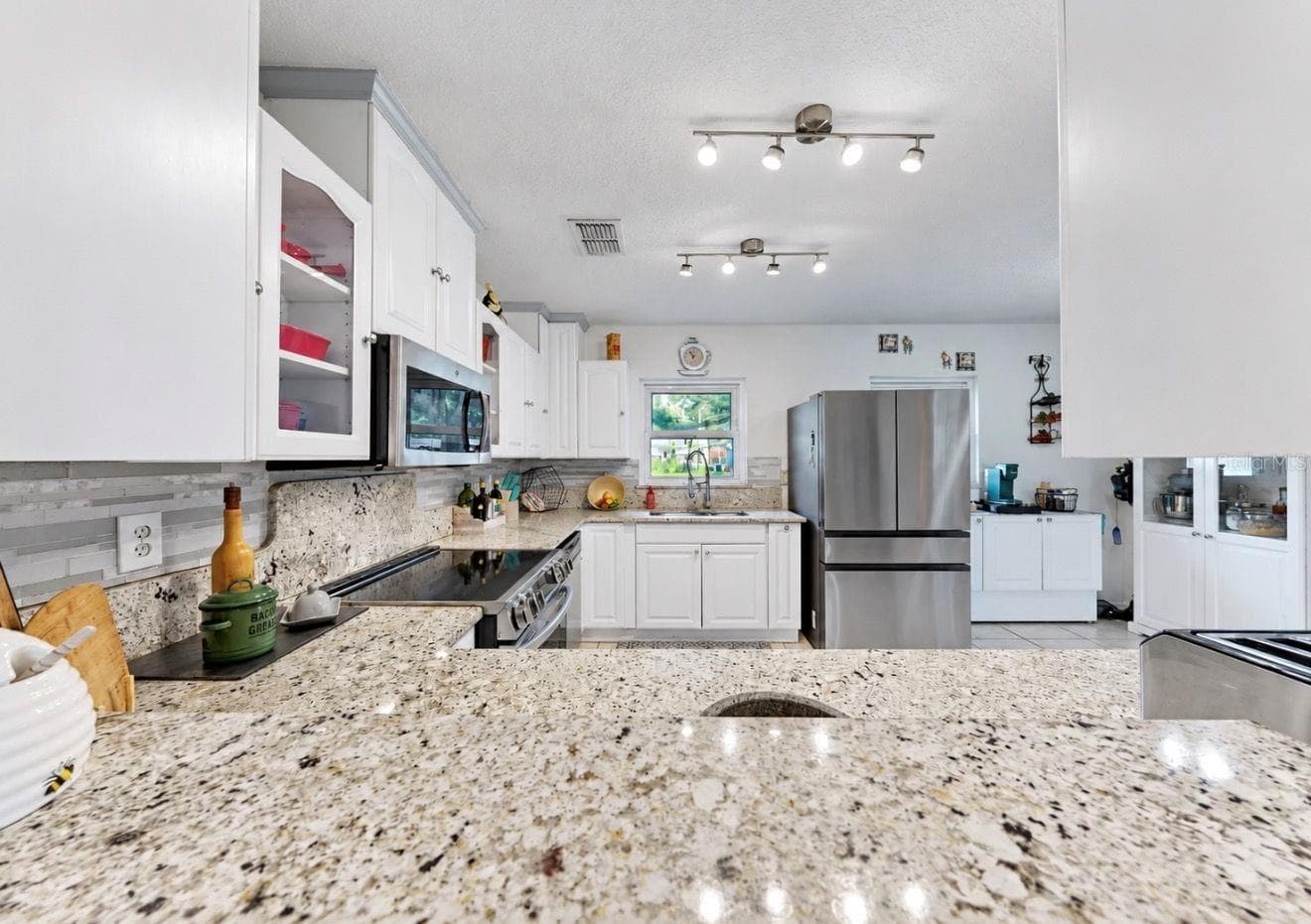 Breakfast Bar - 11004 RIVERVIEW DR, RIVERVIEW
