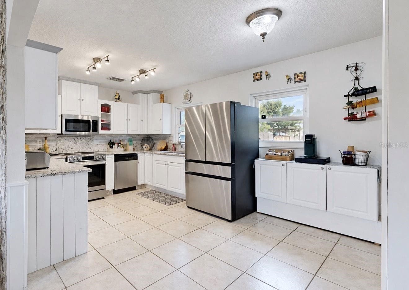 Single Family Residence at 11004 RIVERVIEW DR, RIVERVIEW, photo 19 of 73