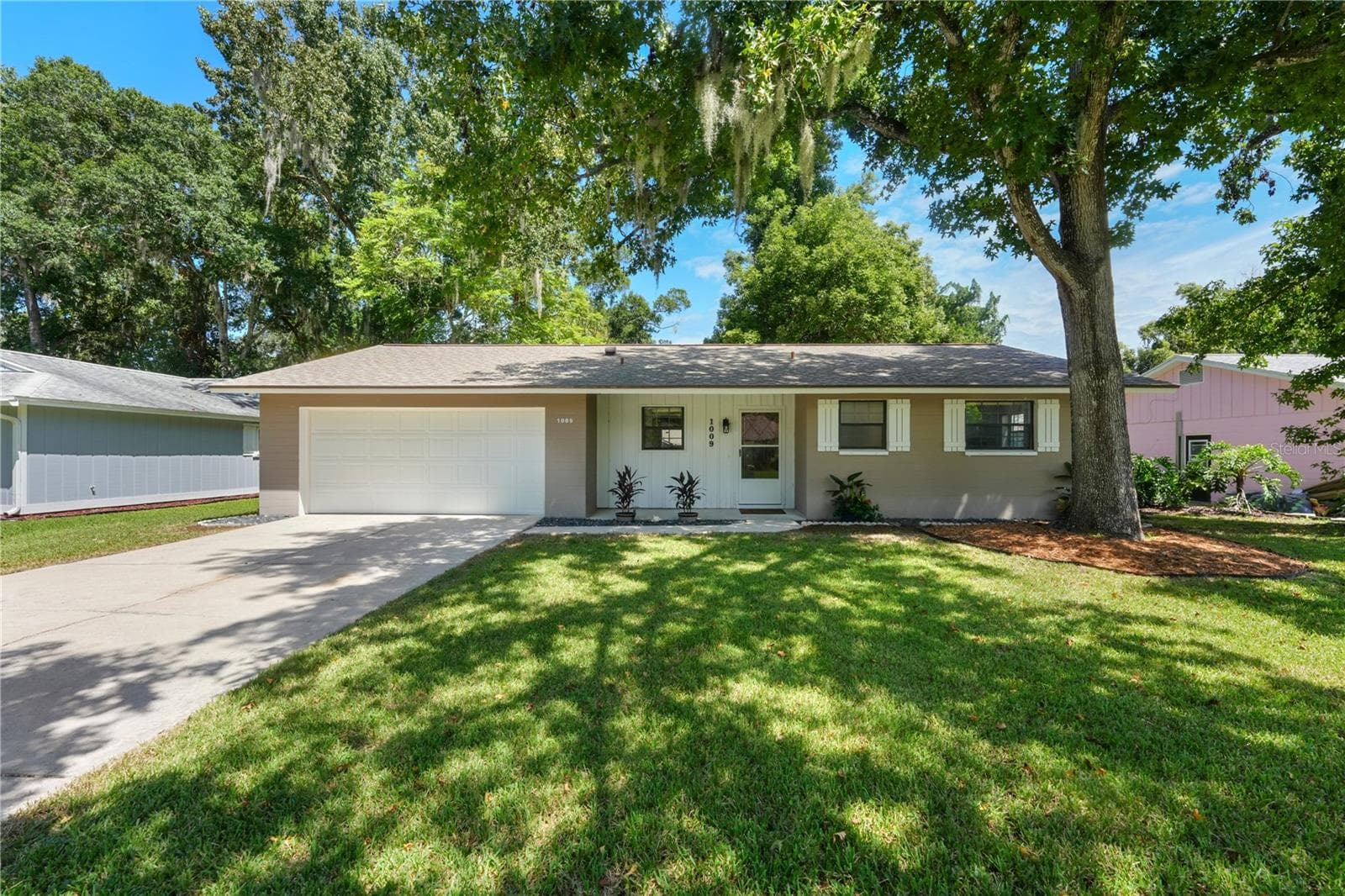 1009 INDIAN OAKS W