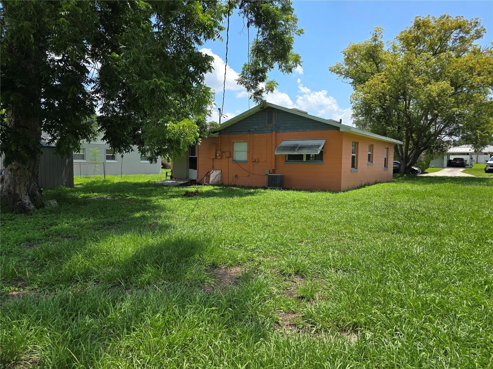 Large yard with a mature pecan tree - 515 MONTICELLO AVE, LAKELAND