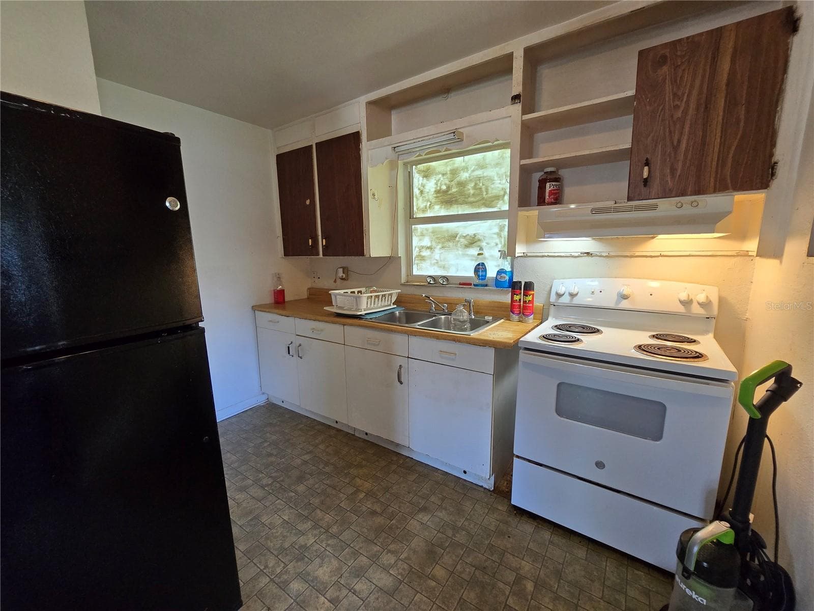 Kitchen with view of the backyard - 515 MONTICELLO AVE, LAKELAND