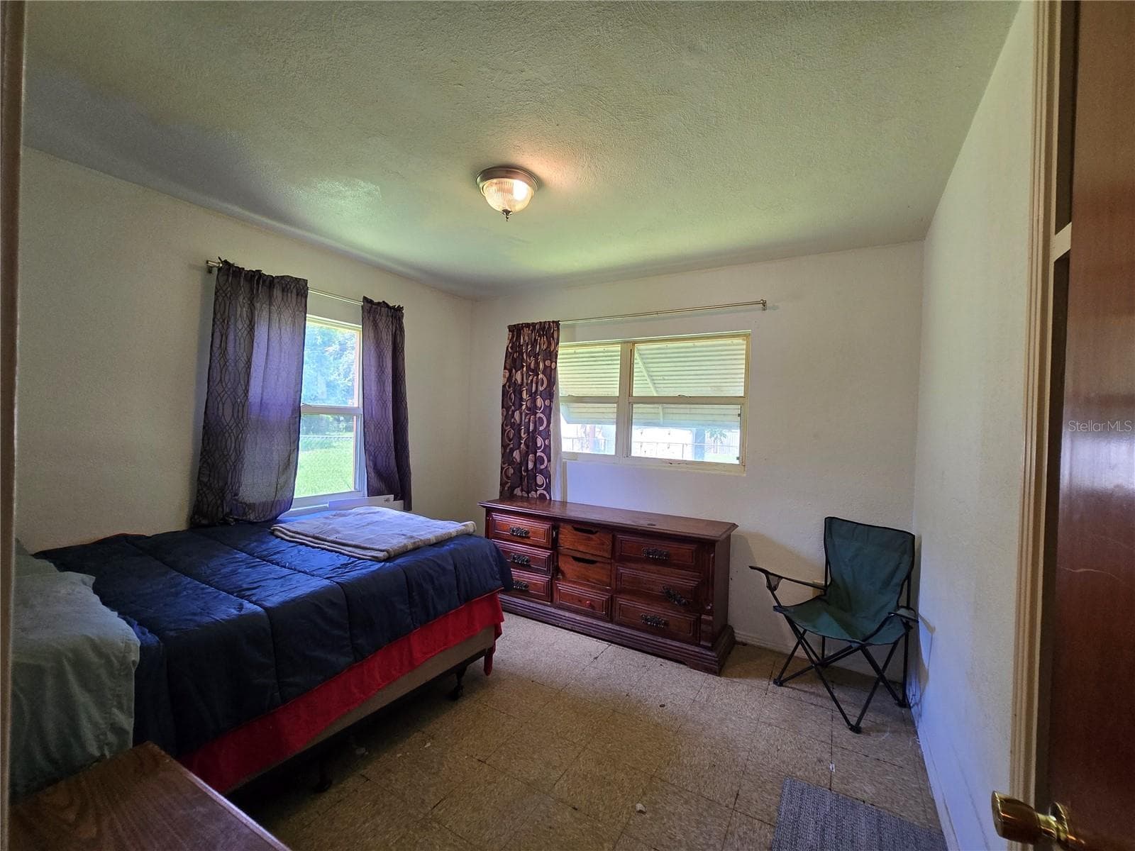 Bedroom 2 overlooks backyard - 515 MONTICELLO AVE, LAKELAND