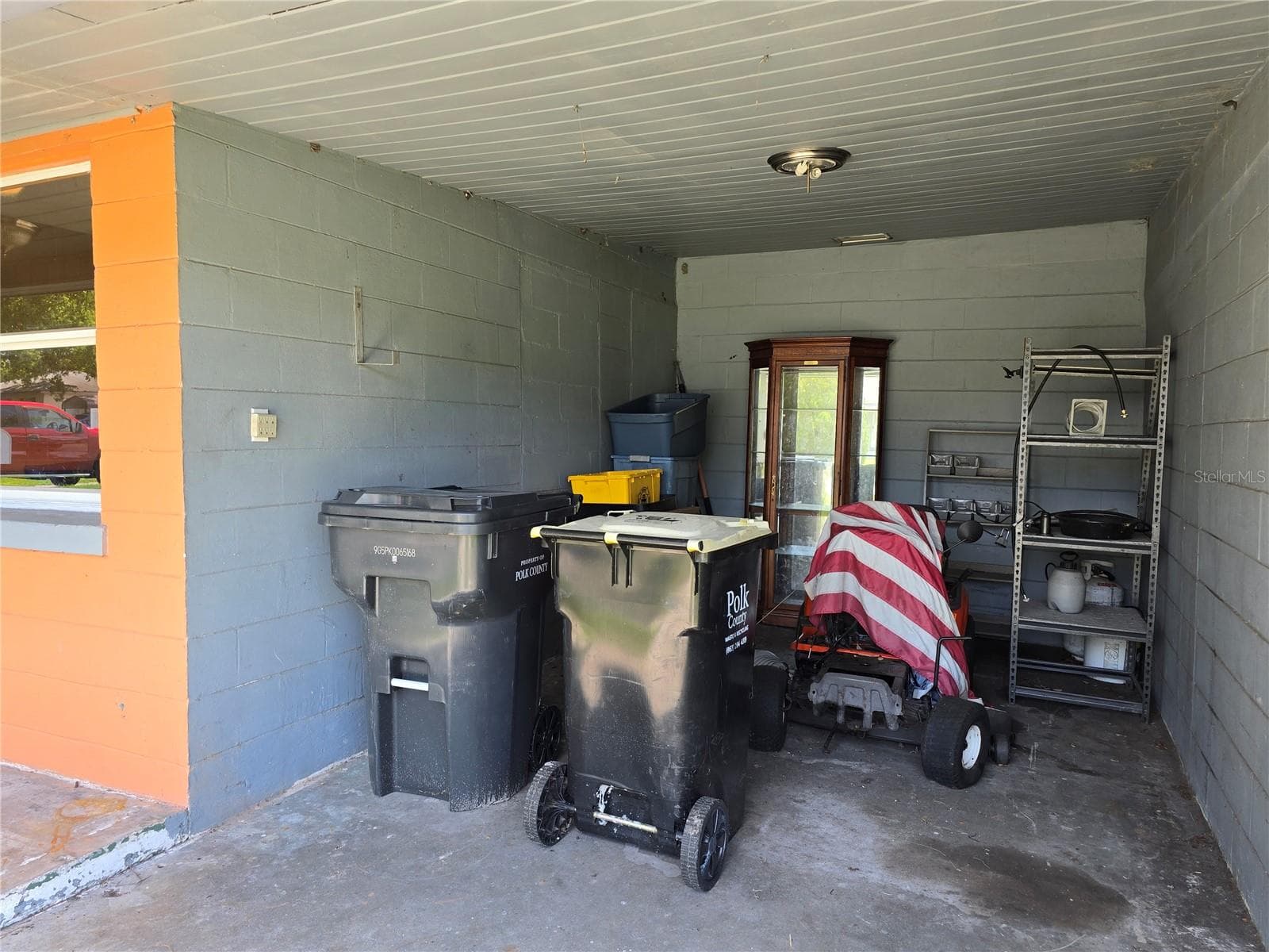 single car carport couldl easily convert to a garage - 515 MONTICELLO AVE, LAKELAND