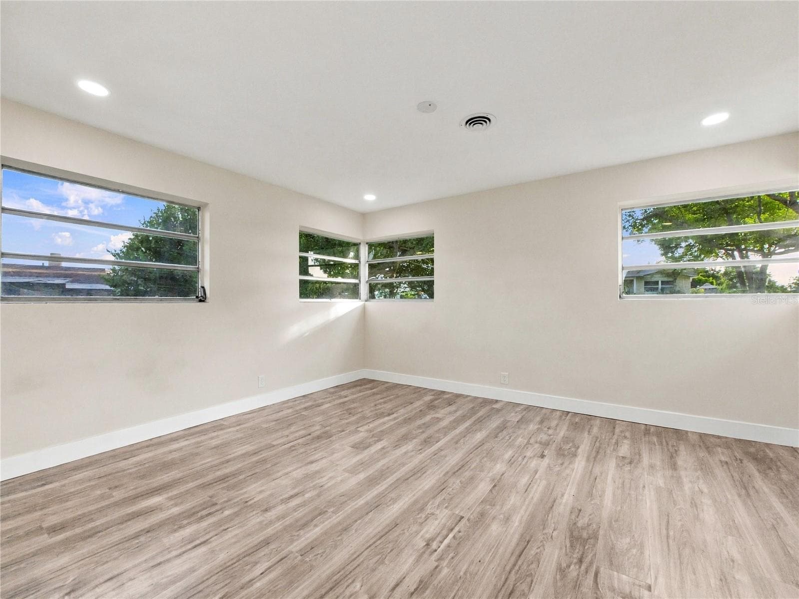 Single Family Residence at 201 GRANADA ST, HOLLY HILL, photo 15 of 27