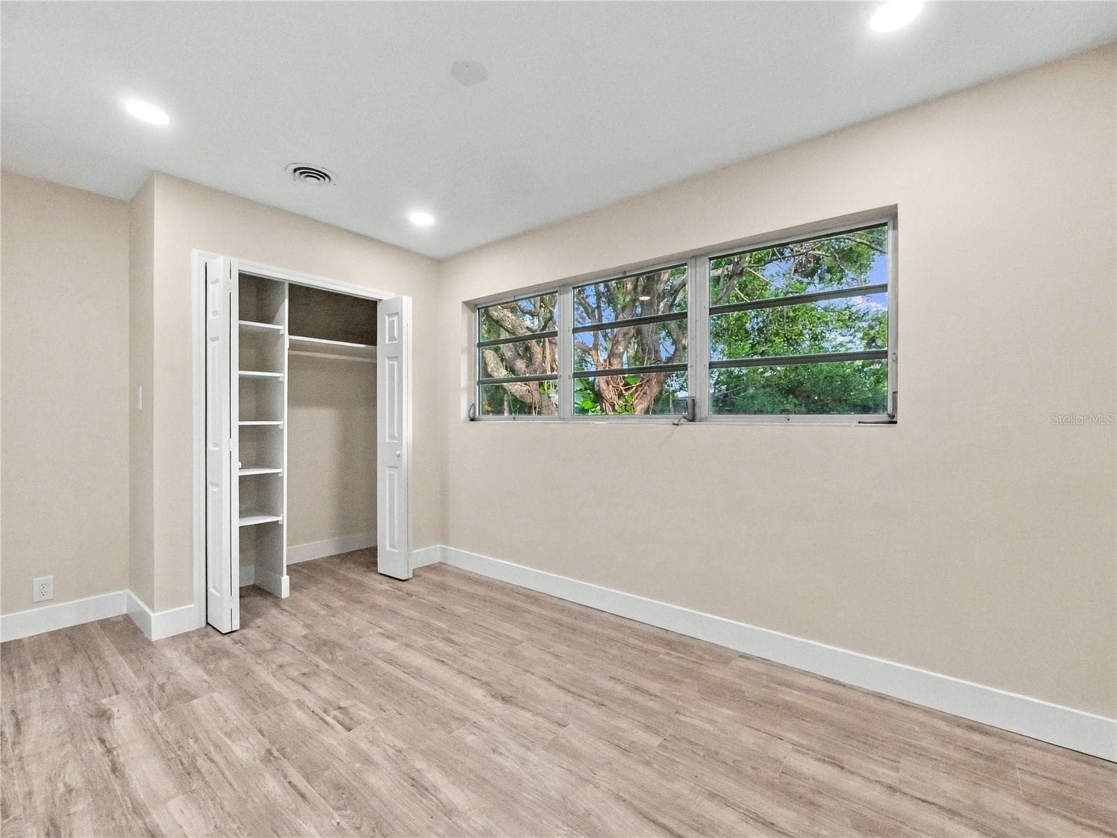 Single Family Residence at 201 GRANADA ST, HOLLY HILL, photo 18 of 27