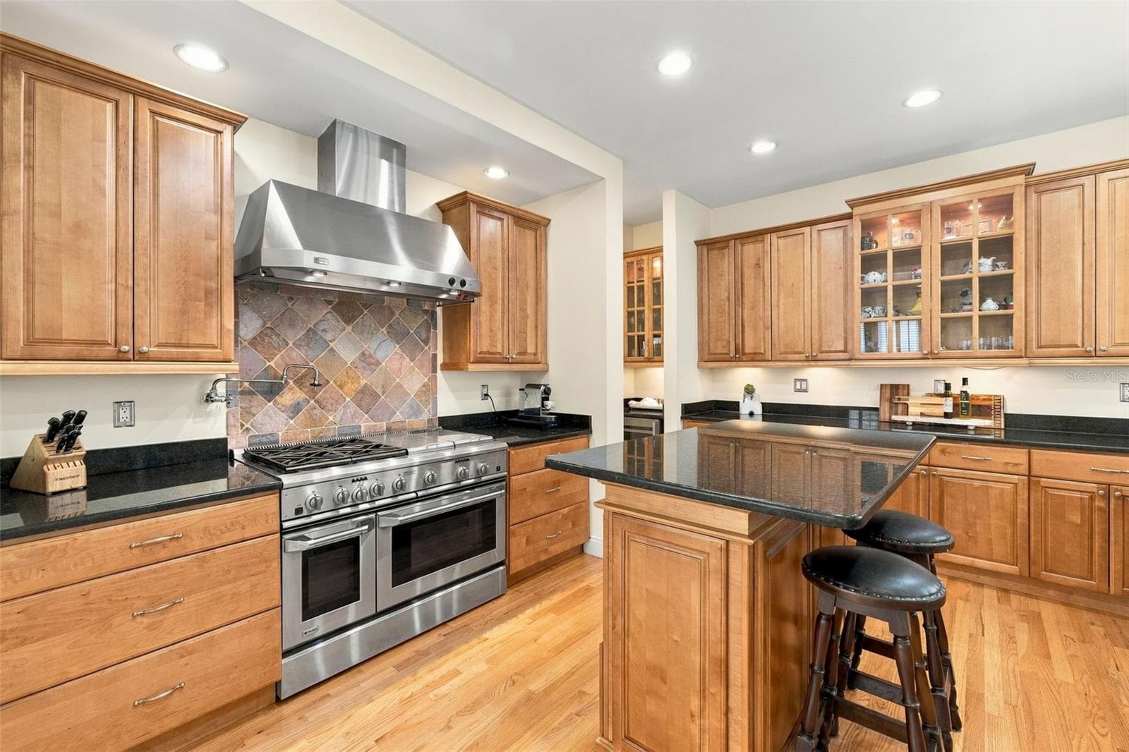 Kitchen - GE Monogram 6 burner gas stove with middle griddle - 1801 W HILLS AVE, TAMPA