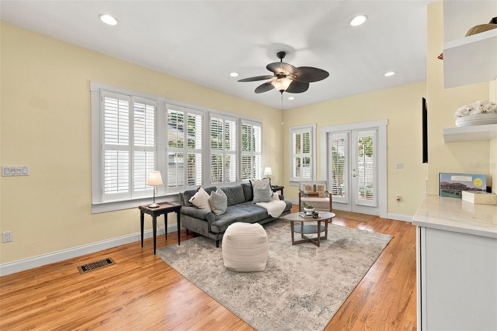 Family room overlooking pool - 1801 W HILLS AVE, TAMPA