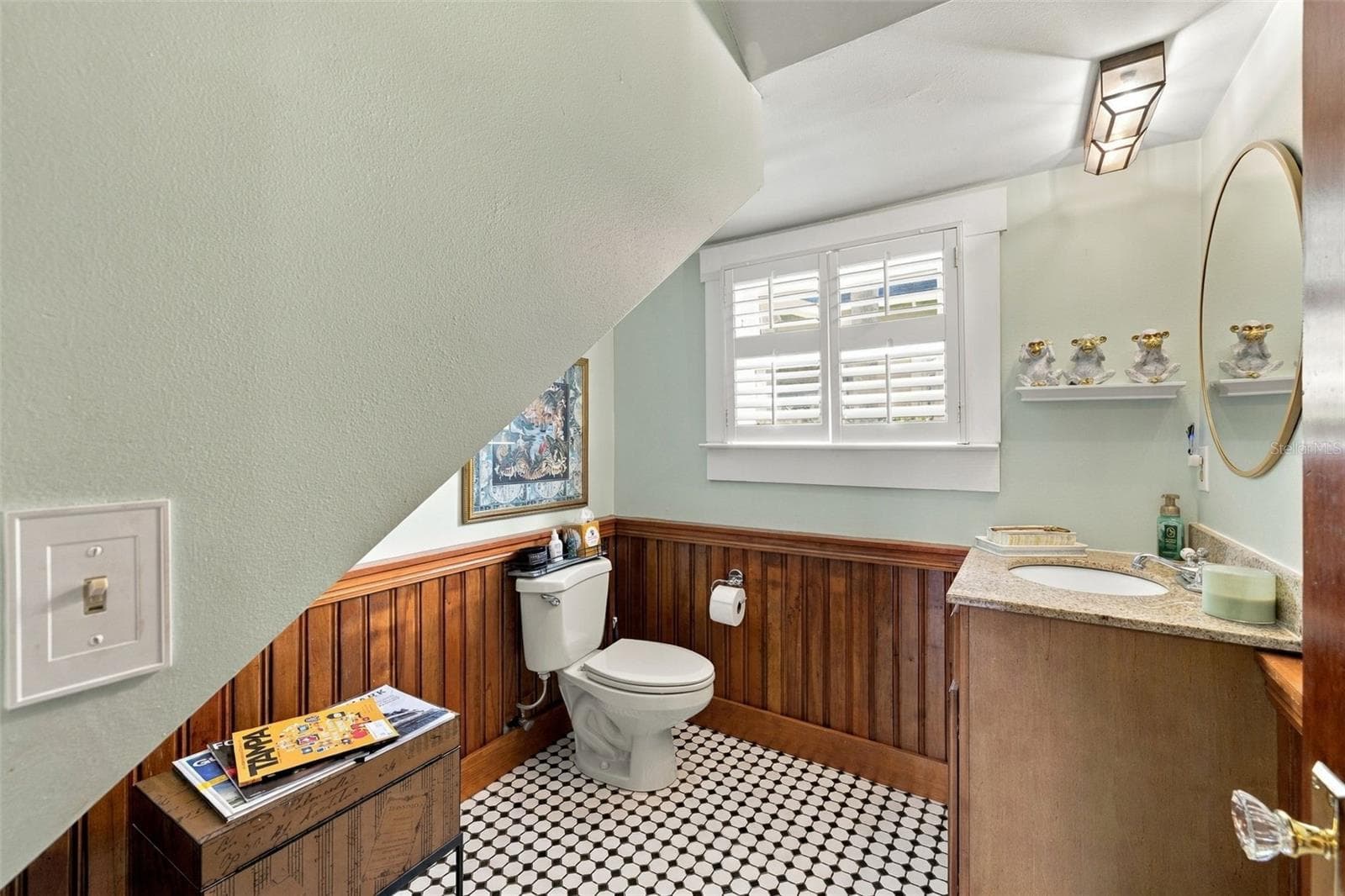 half bathroom / 1st floor - 1801 W HILLS AVE, TAMPA