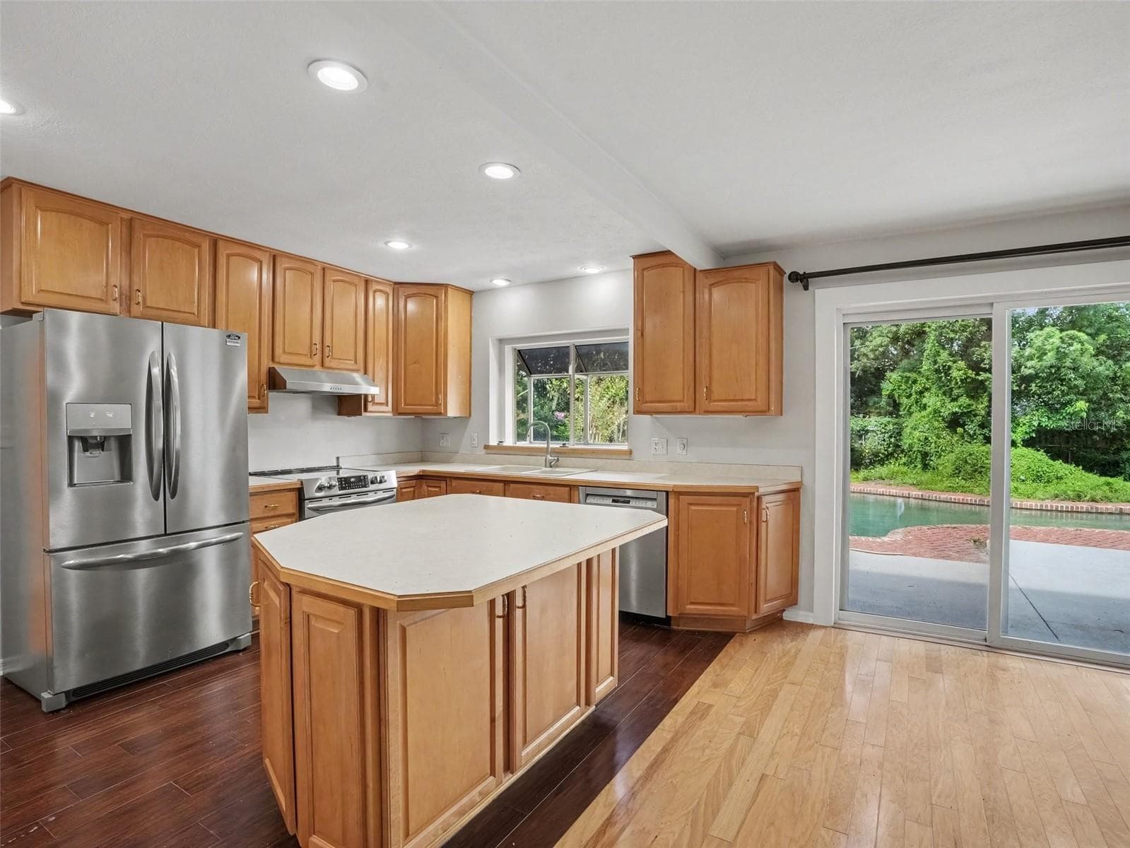 Single Family Residence at 520 LAUREL LN, LAKELAND, photo 9 of 27