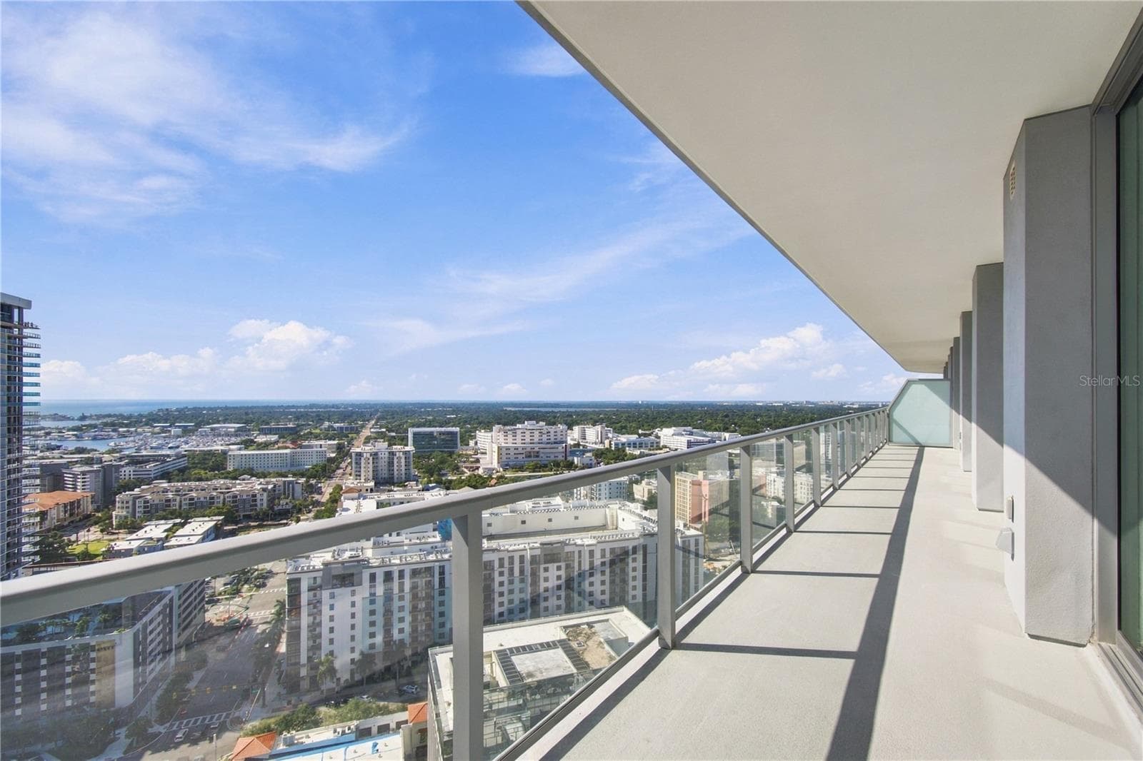 400 Central's distinctive angled design creates unusually open sightlines to both east and west from the residence - 400 CENTRAL AVE #2505, ST PETERSBURG