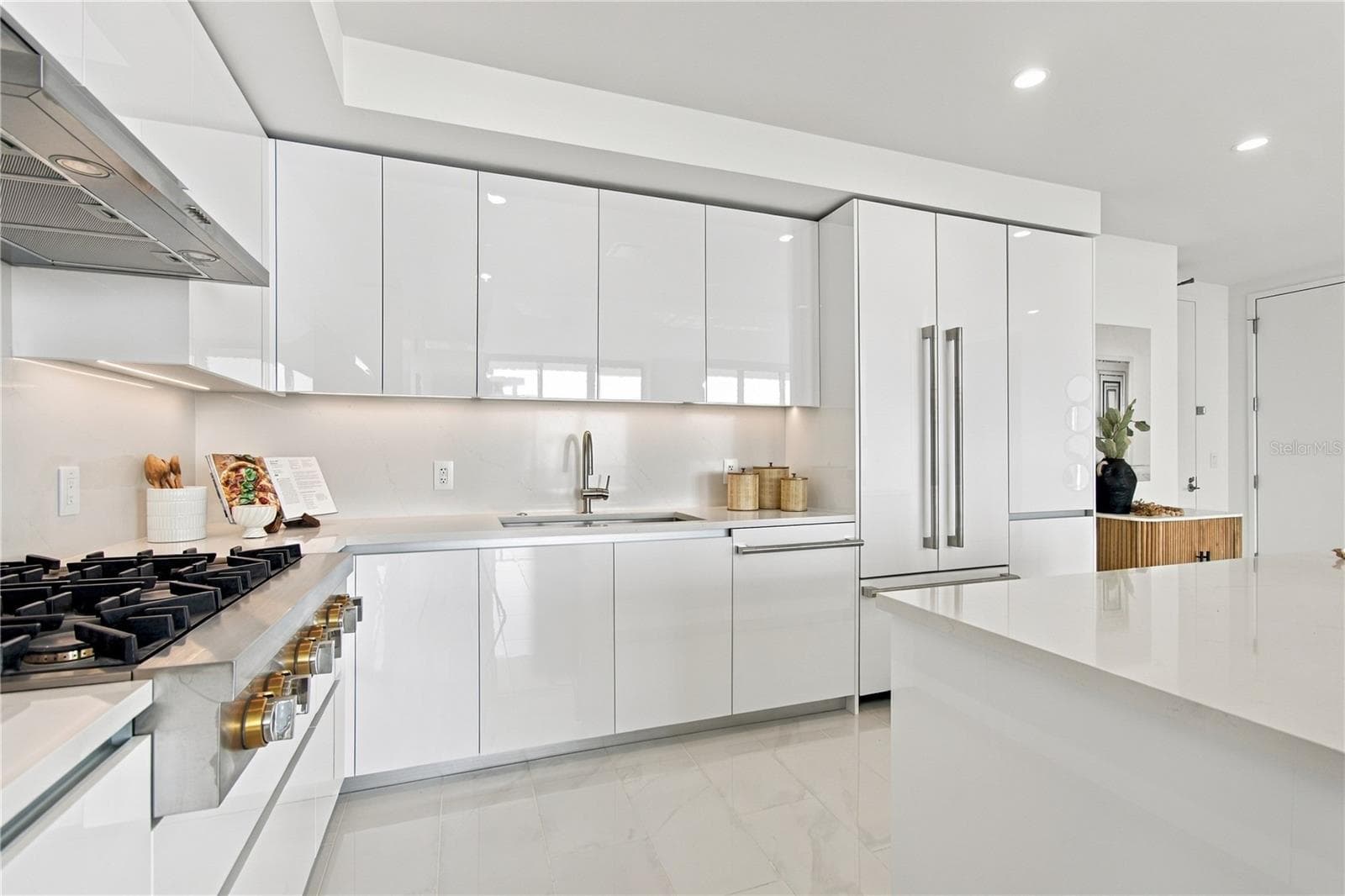 Sleek European cabinetry is complemented by quartz countertops and full-height backsplash - 400 CENTRAL AVE #2505, ST PETERSBURG