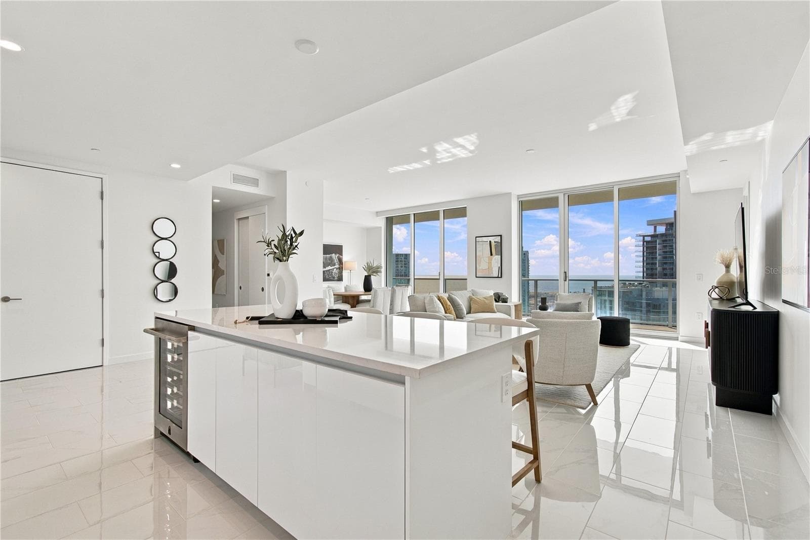 Open kitchen remains connected to the living and entertaining areas - 400 CENTRAL AVE #2505, ST PETERSBURG