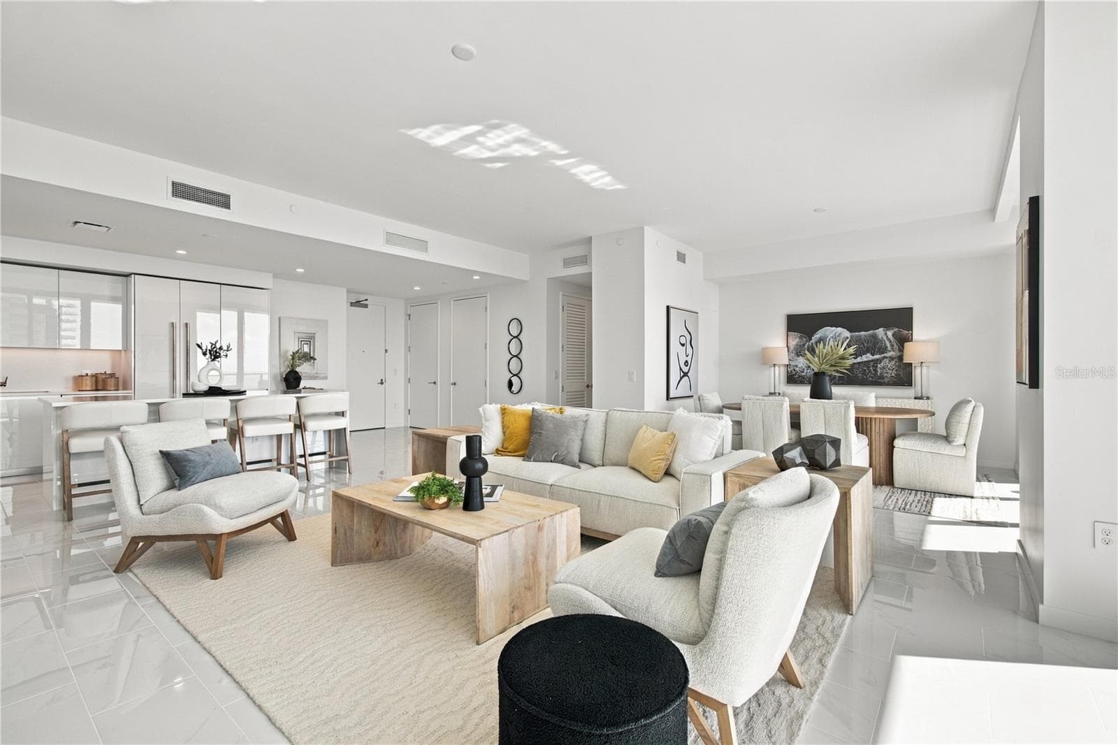 Expansive open-concept living creates an impressive setting for both everyday living and entertaining - 400 CENTRAL AVE #2505, ST PETERSBURG