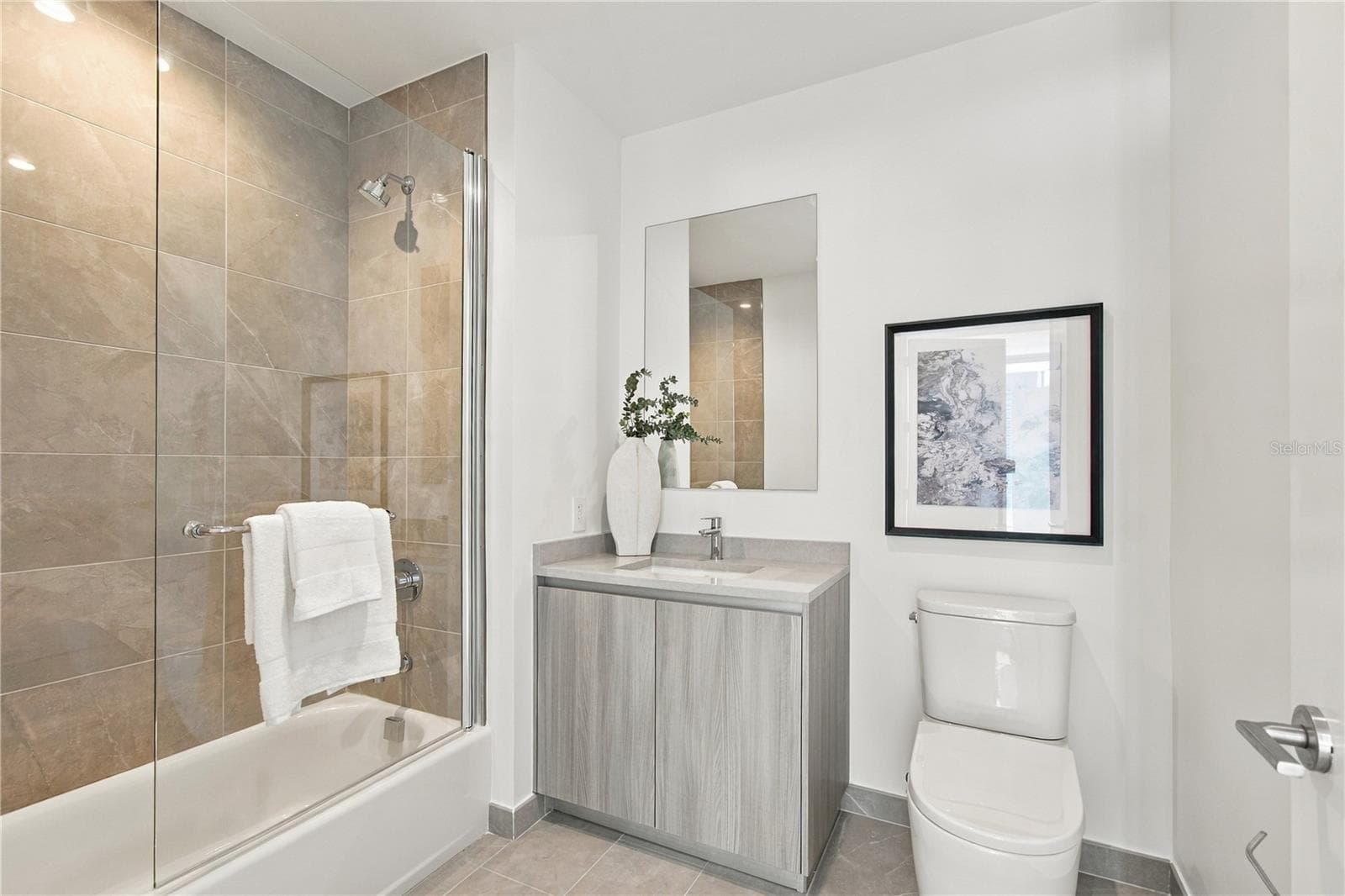 Guest ensuite features contemporary finishes and a custom glass shower enclosure - 400 CENTRAL AVE #2505, ST PETERSBURG