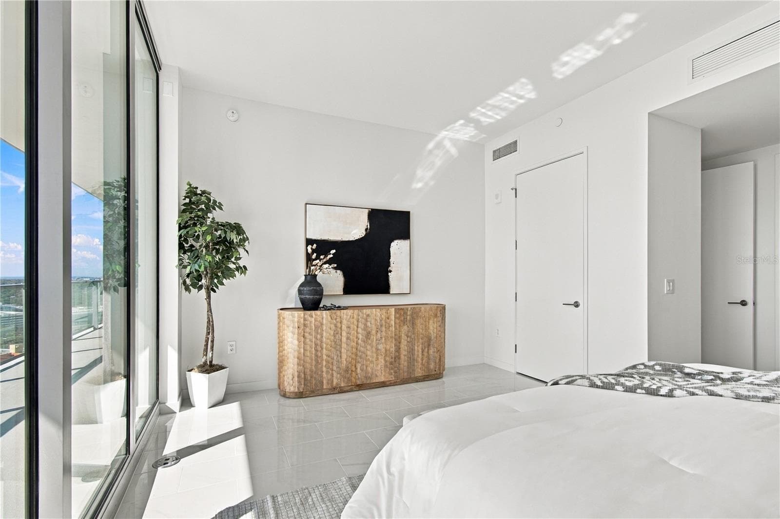 Split-bedroom design provides exceptional separation between the primary and guest suites - 400 CENTRAL AVE #2505, ST PETERSBURG