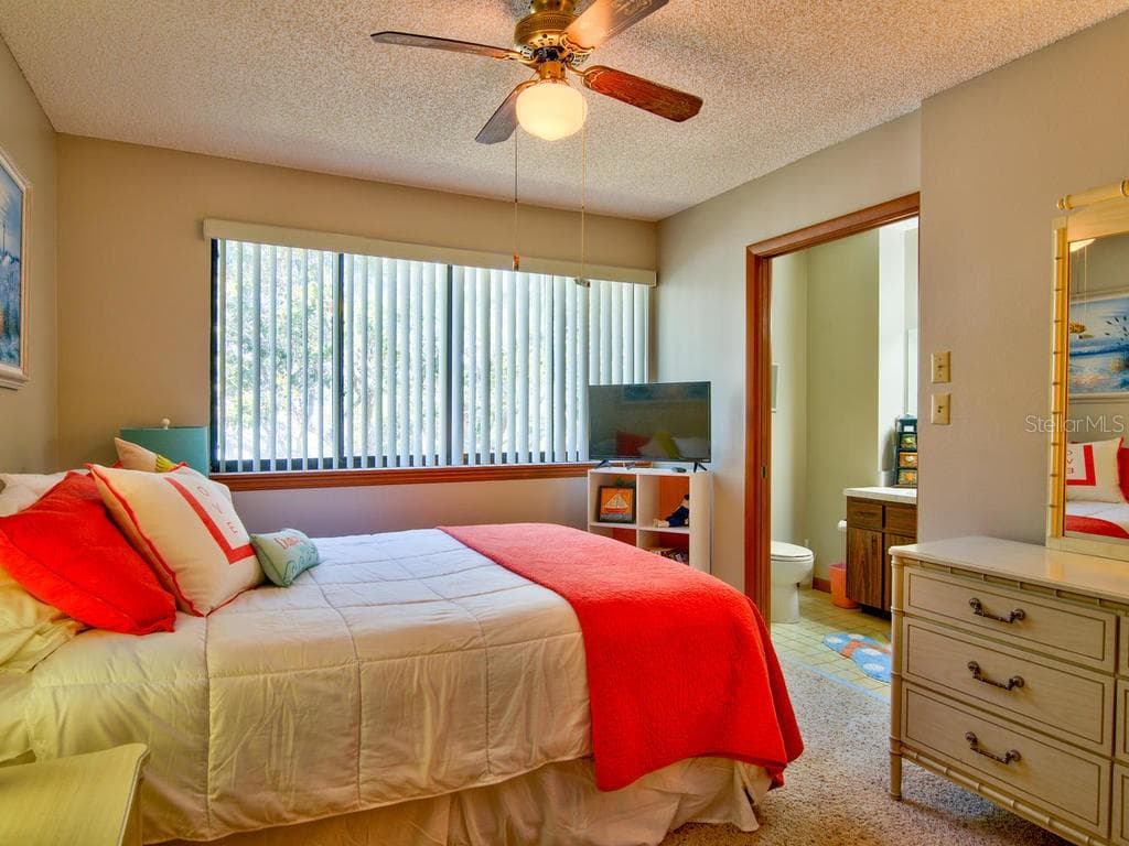 Guest bedroom with ensuite bathroom - 2700 GULF BLVD #2, INDIAN ROCKS BEACH