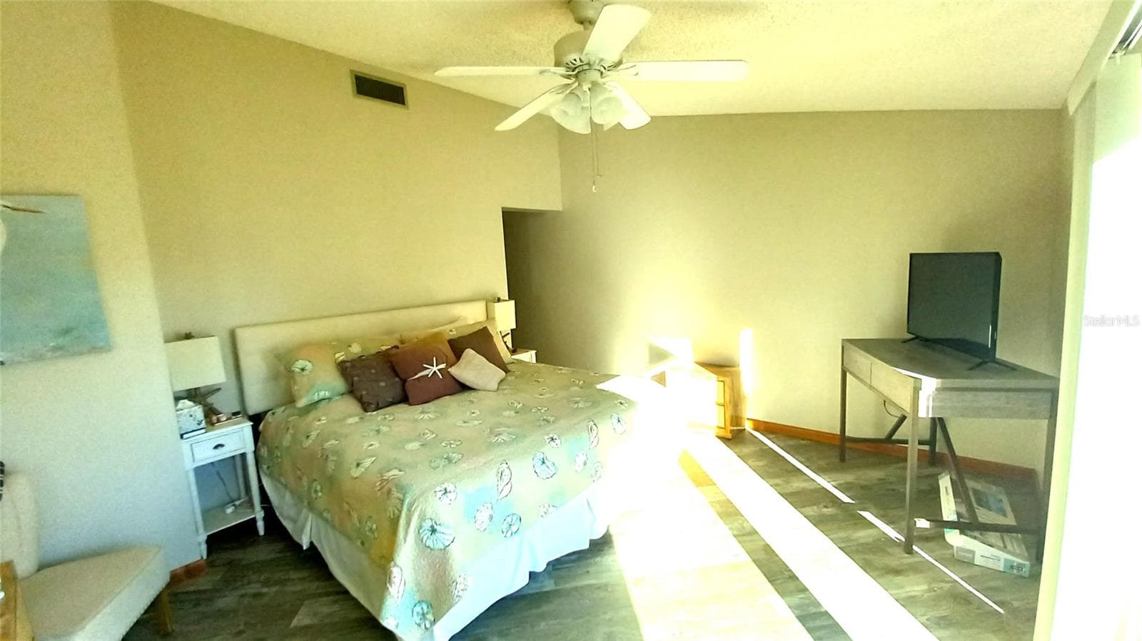 Vaulted ceilings - 2700 GULF BLVD #2, INDIAN ROCKS BEACH