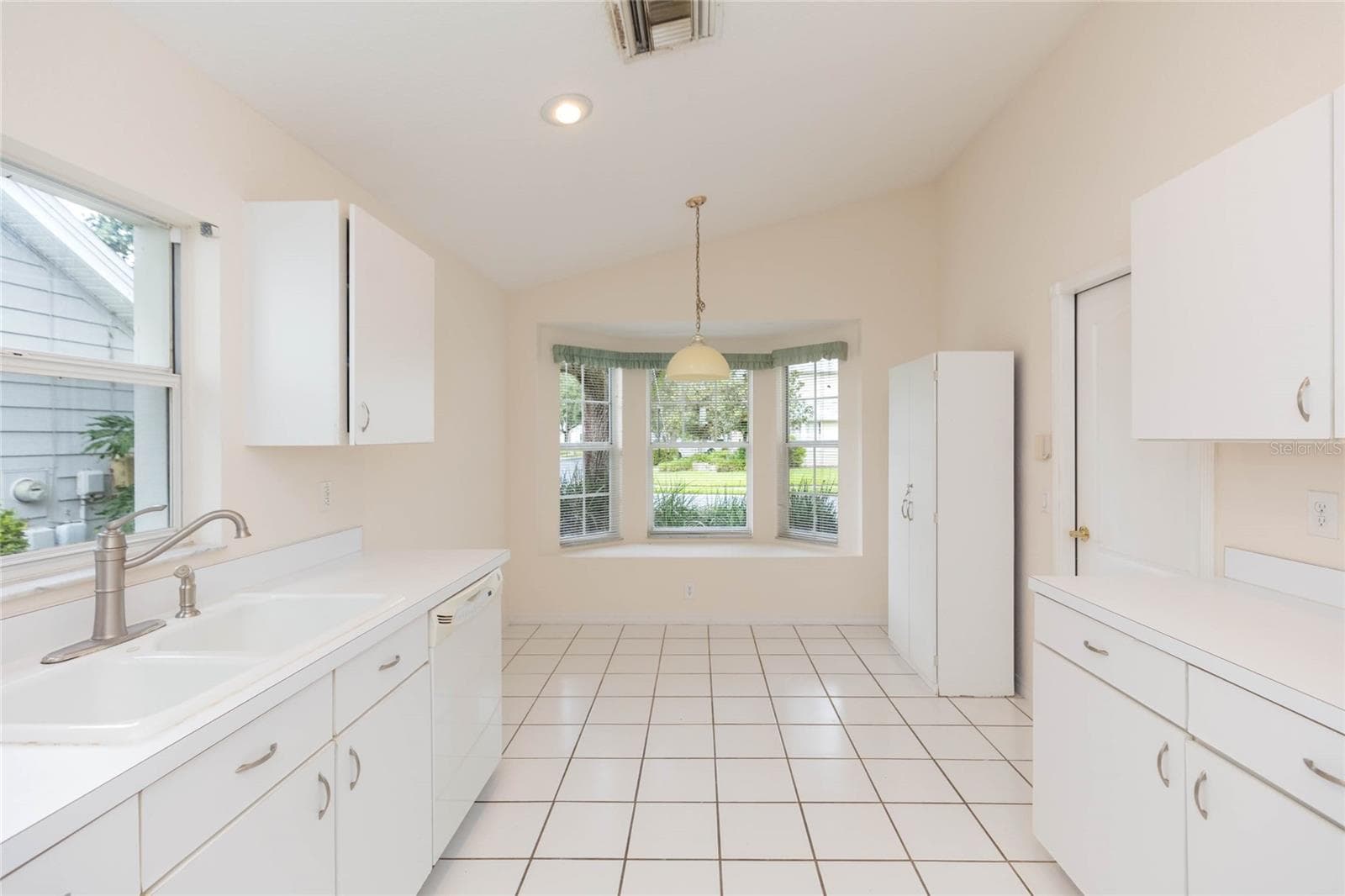 Single Family Residence at 5161 STERLING MANOR DR, TAMPA, photo 11 of 44