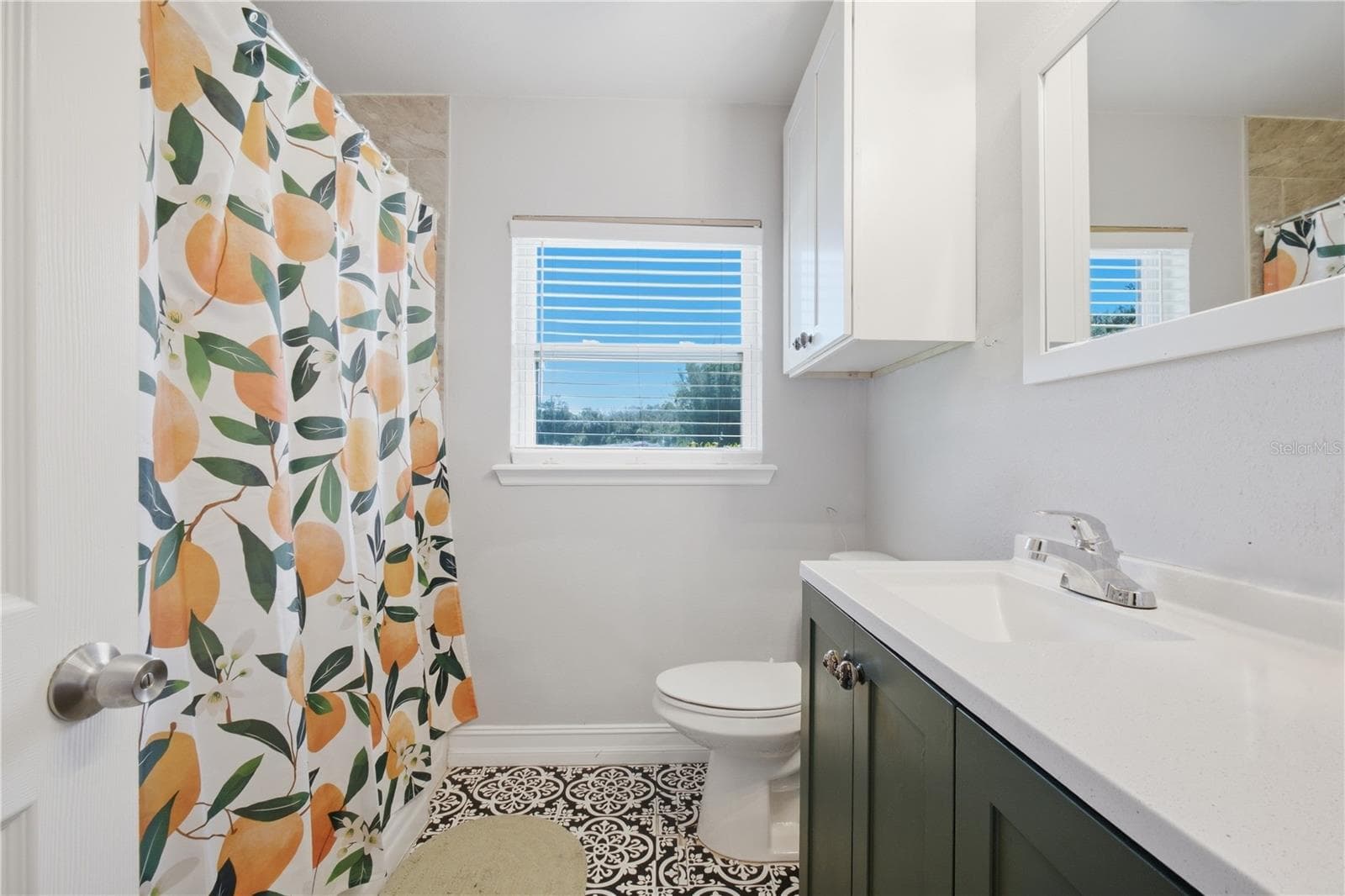 Full hall bathroom with tub! - 345 CANNON ST, LAKELAND