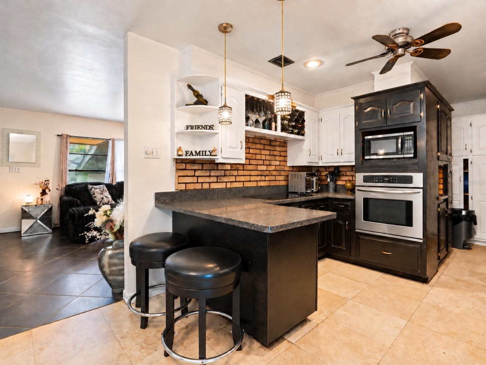 Island Counter Seating - 19201 ALICE CIR, LUTZ