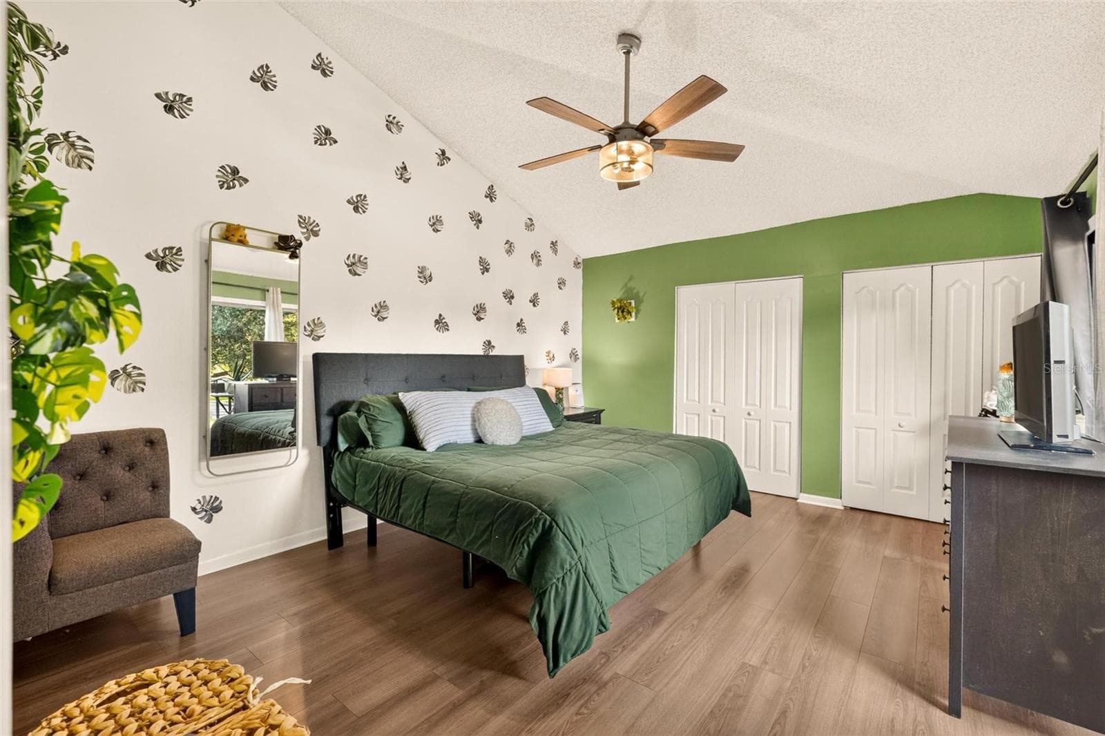 Primary Bedroom with beautiful vaulted ceiling - 618 OLYMPIC DR #6A, OCOEE