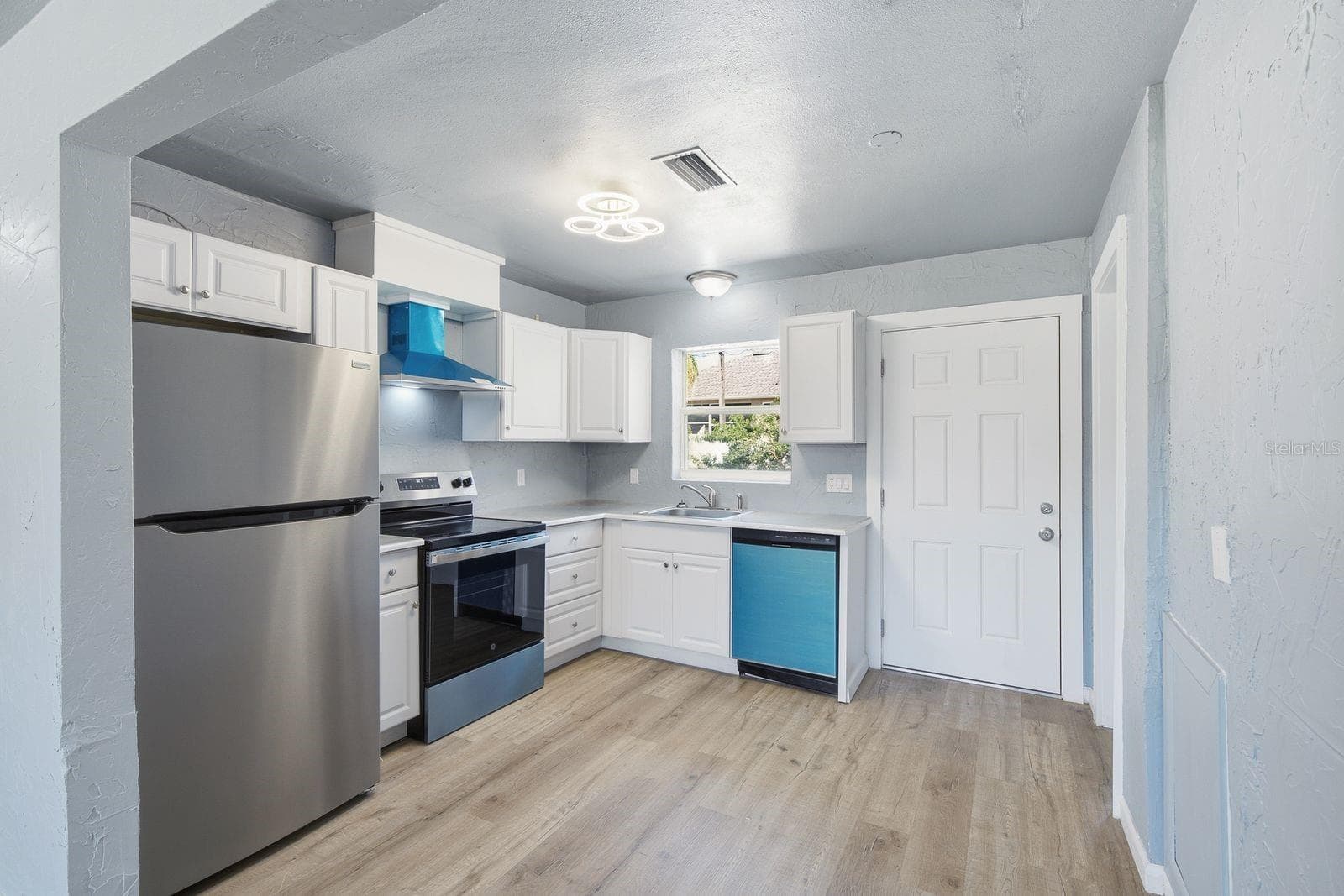 Single Family Residence at 8143 OVERLOOK PL NE, ST PETERSBURG, photo 6 of 22