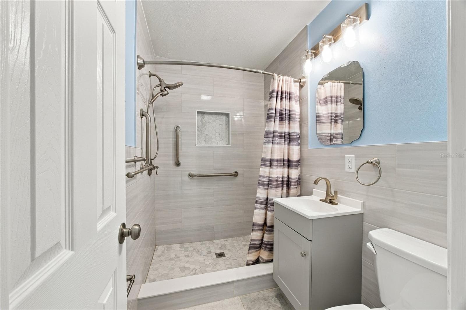 Full bath - 7557 18TH AVE N, ST PETERSBURG