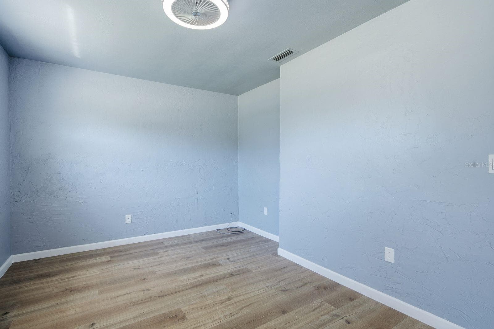Single Family Residence at 8143 OVERLOOK PL NE, ST PETERSBURG, photo 4 of 22