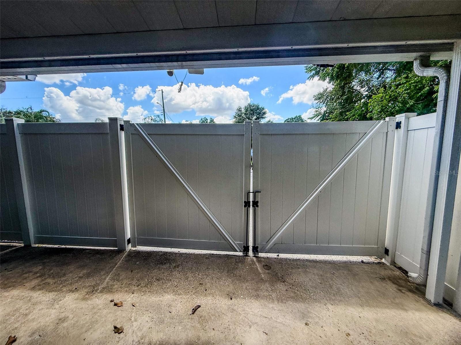 Enclosed Carport - 102 GLEN RIDGE AVE, TEMPLE TERRACE