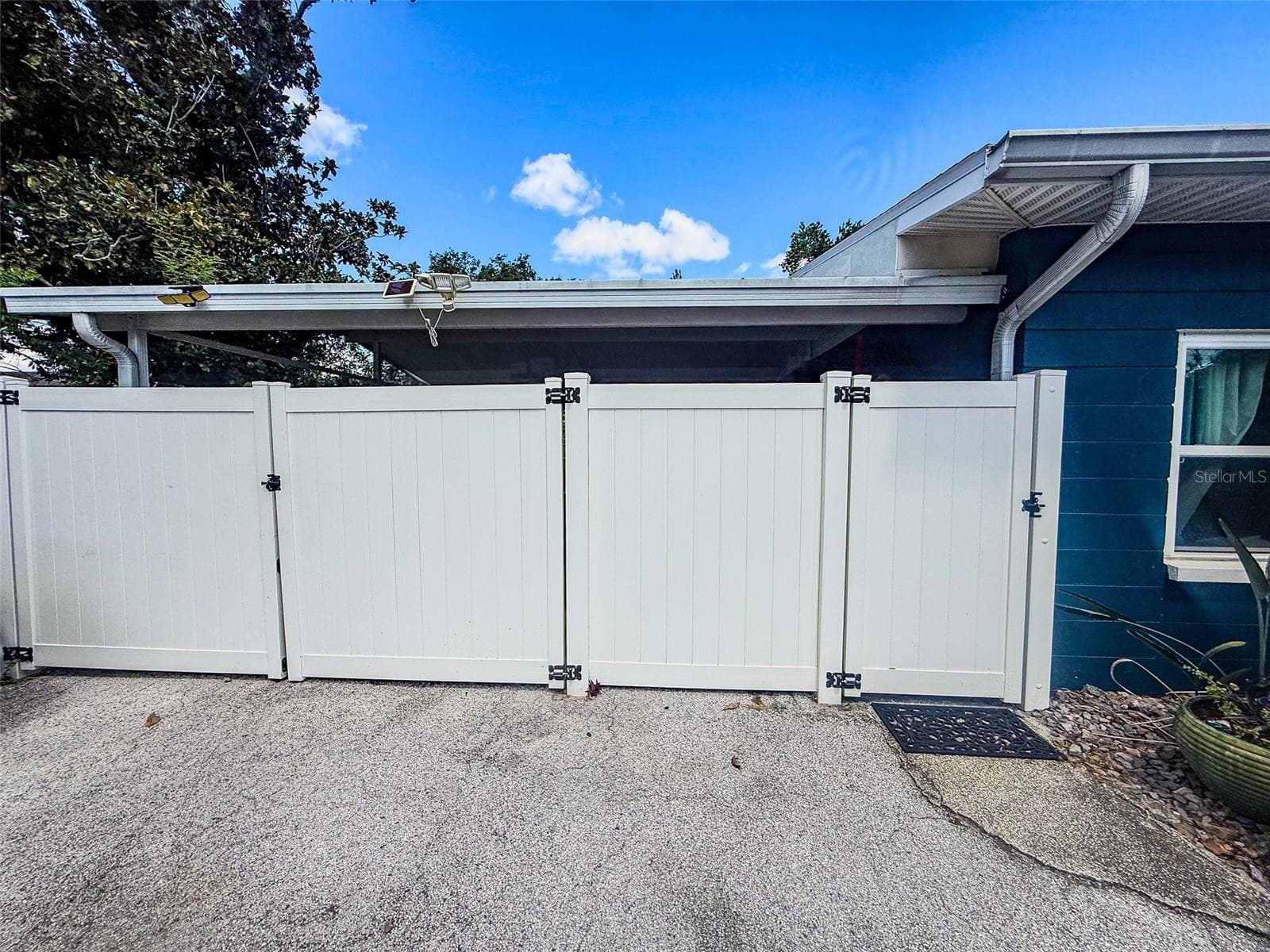Enclosed Carport - 102 GLEN RIDGE AVE, TEMPLE TERRACE