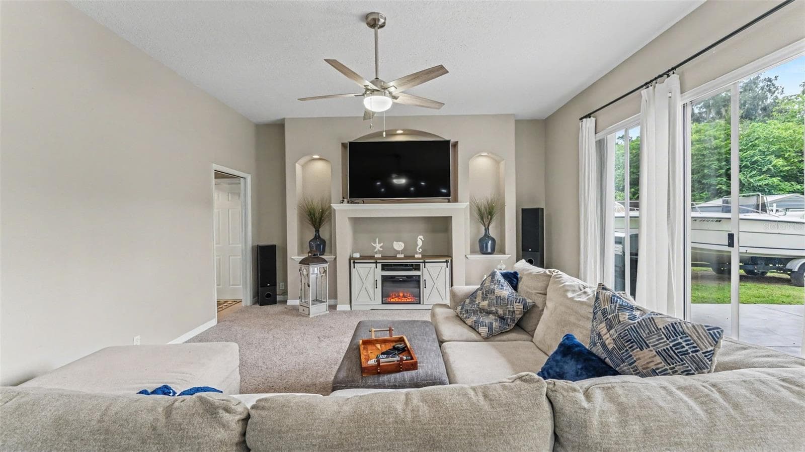 Family room - 2385 4TH ST, MULBERRY