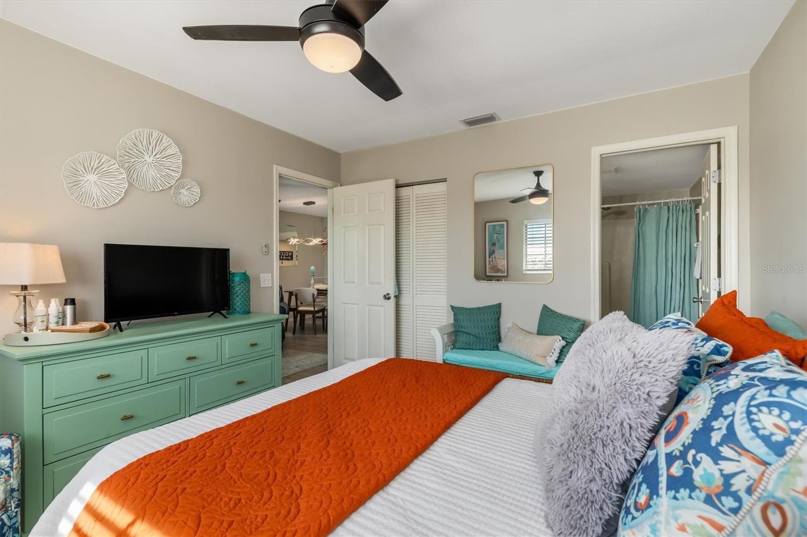 SPACIOUS PRIMARY WITH ENSUITE BATH - 3310 LOVELAND BLVD #1105, PUNTA GORDA