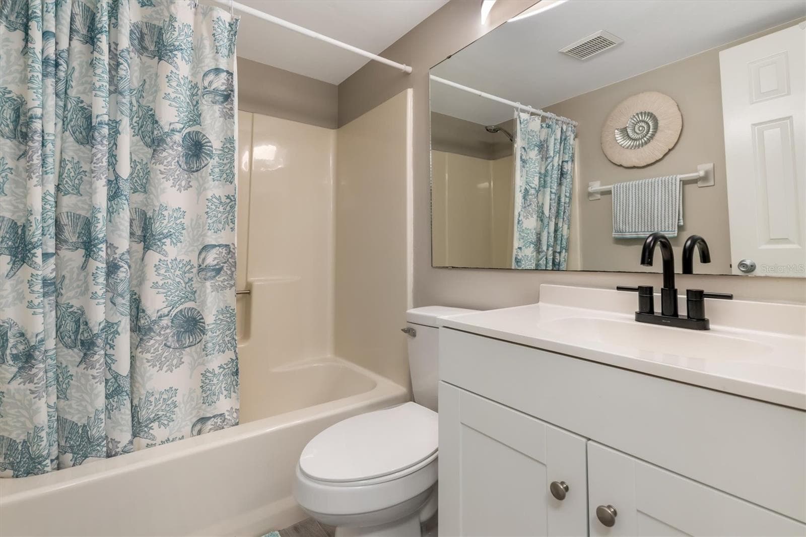 SECOND BATH WITH TUB SHOWER - 3310 LOVELAND BLVD #1105, PUNTA GORDA