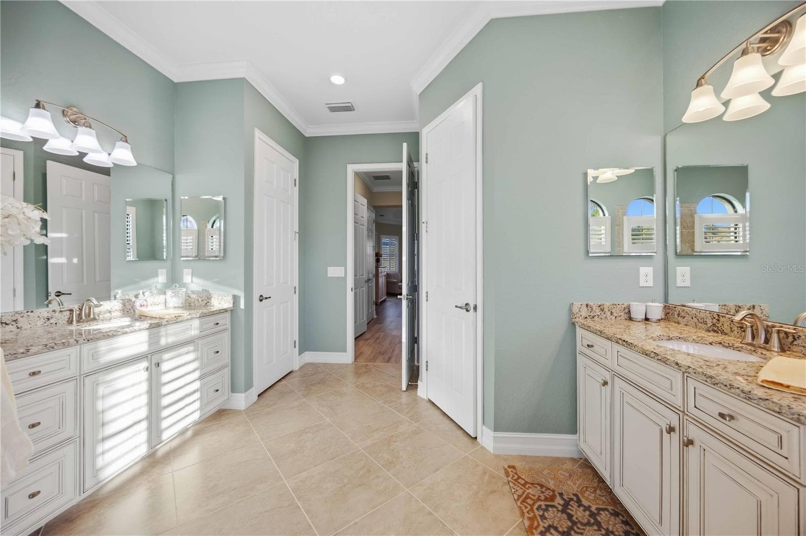 Primary Bathroom Ensuite - Dual sinks, soaking tub, walk in shower - 10720 TARFLOWER DR, VENICE