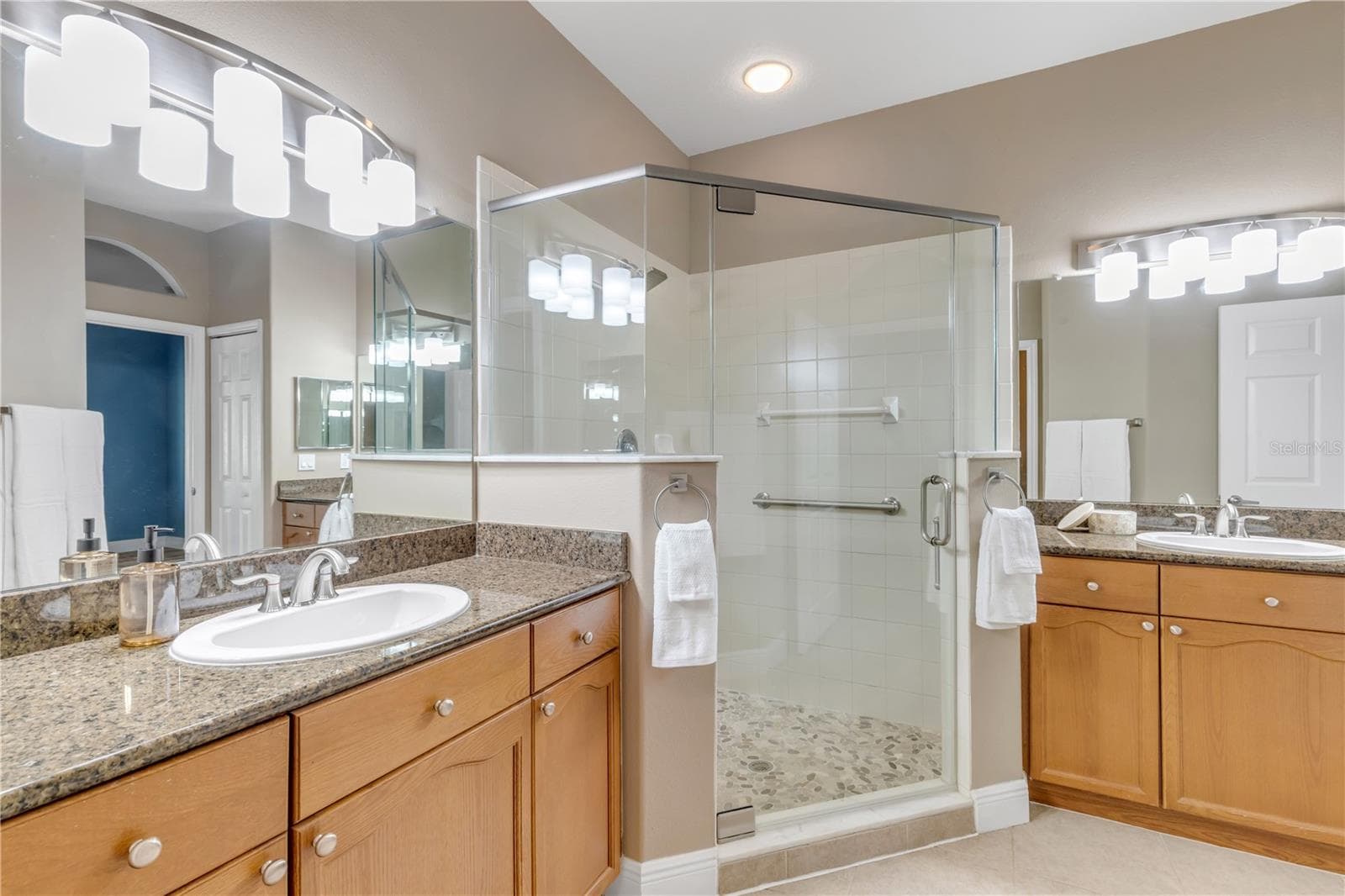 his and hers vanities in primary bath - 128 BAUER CIR, DAYTONA BEACH