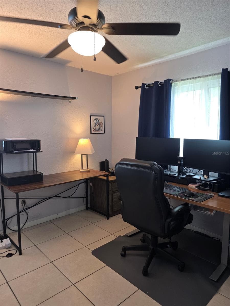 An open, airy room. - 1535 URBANA AVENUE, DELTONA