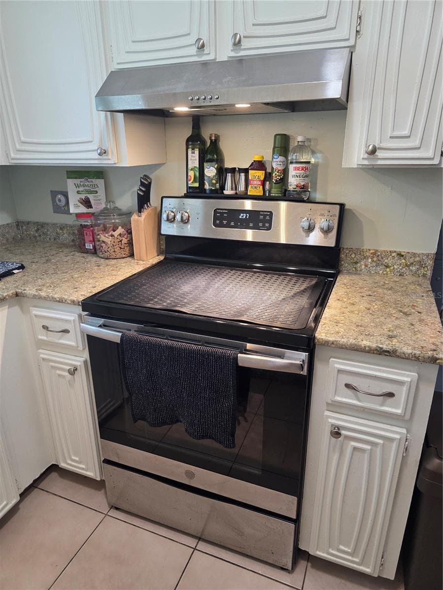 The perfect spot to whip up dinner! - 1535 URBANA AVENUE, DELTONA