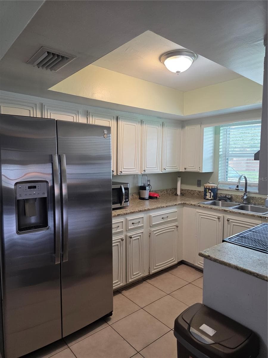 Cozy kitchen with a tray ceiling - 1535 URBANA AVENUE, DELTONA