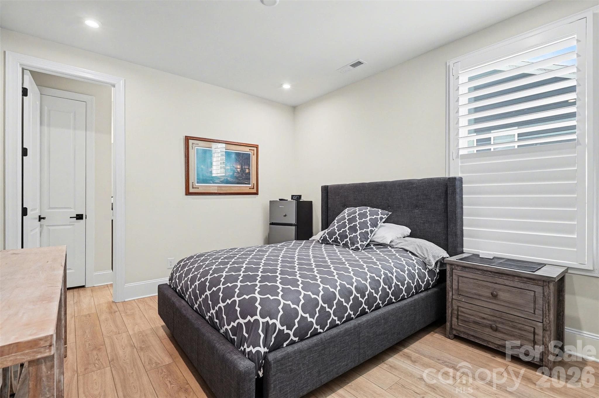 A third bedroom with ensuite bath, bright and ready for guests. - 8027 Longwaters Court, York
