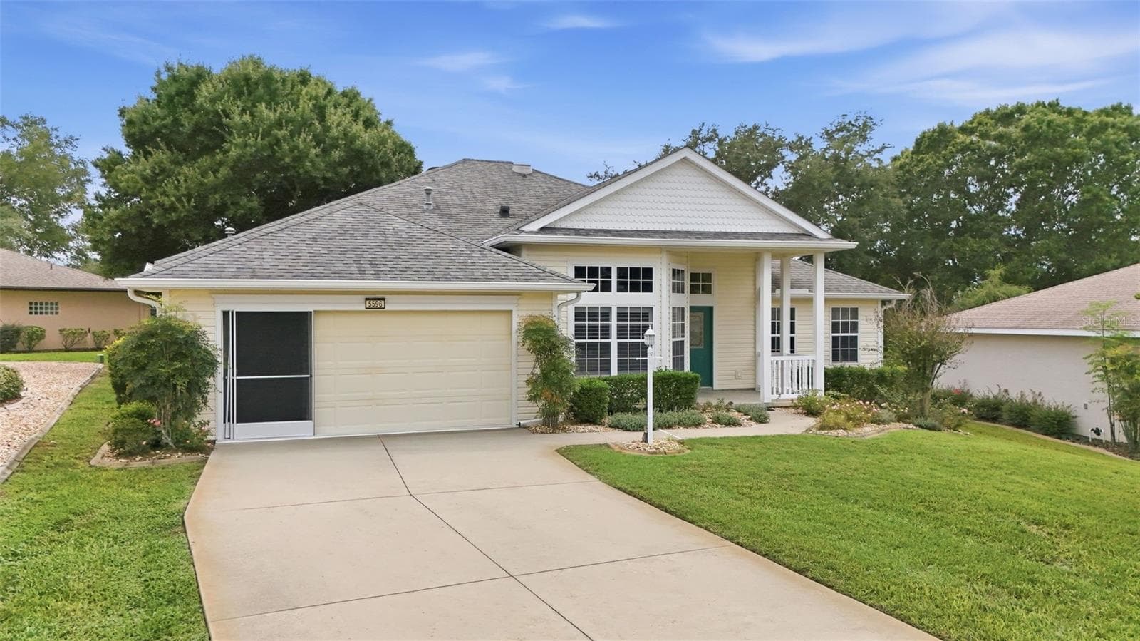 Two car Garage and plenty of Driveway space! - 5596 FREEPORT DR, TAVARES