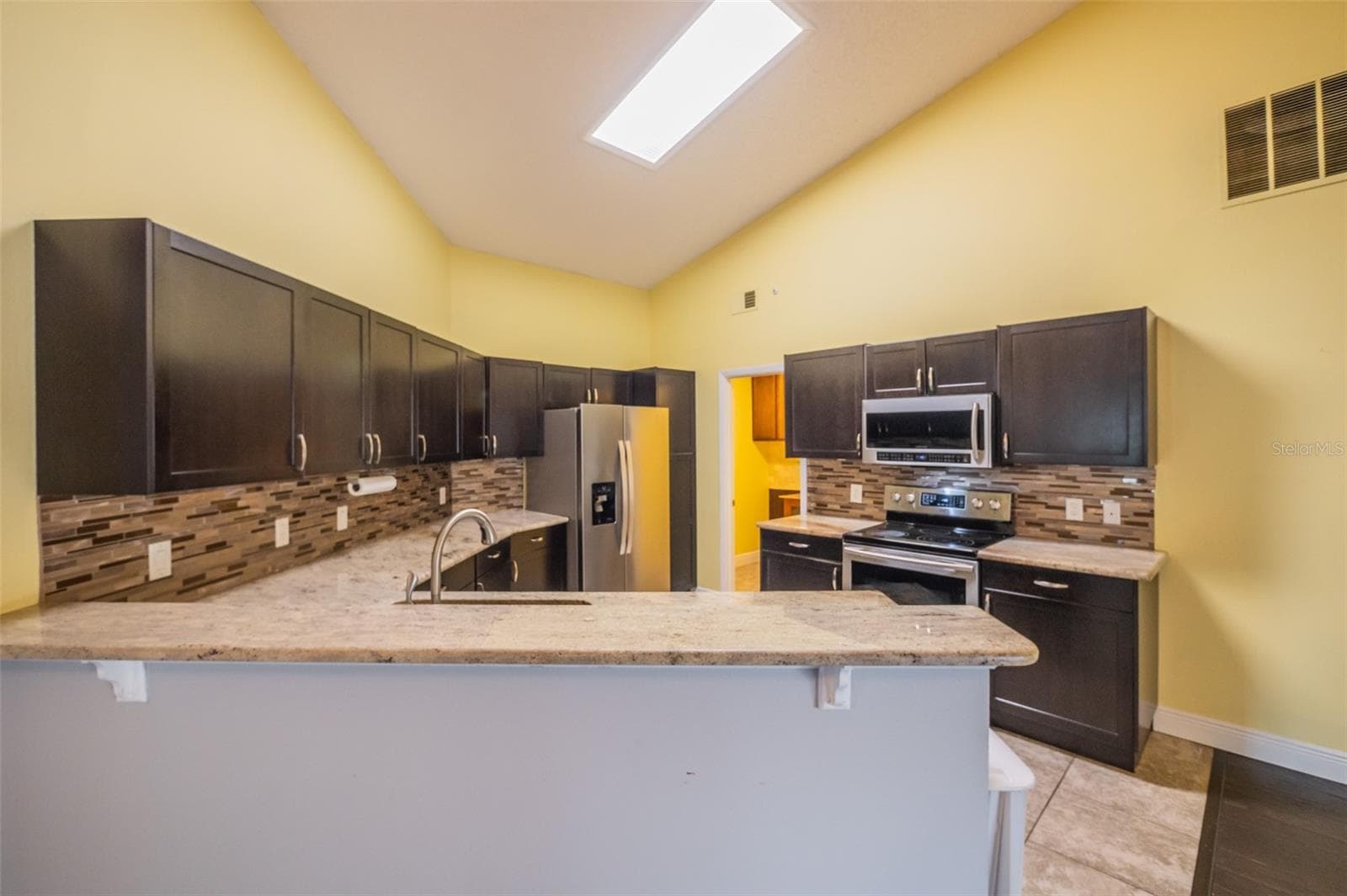 Kitchen Open to Great Room - 2632 SPRING GLEN LN, APOPKA