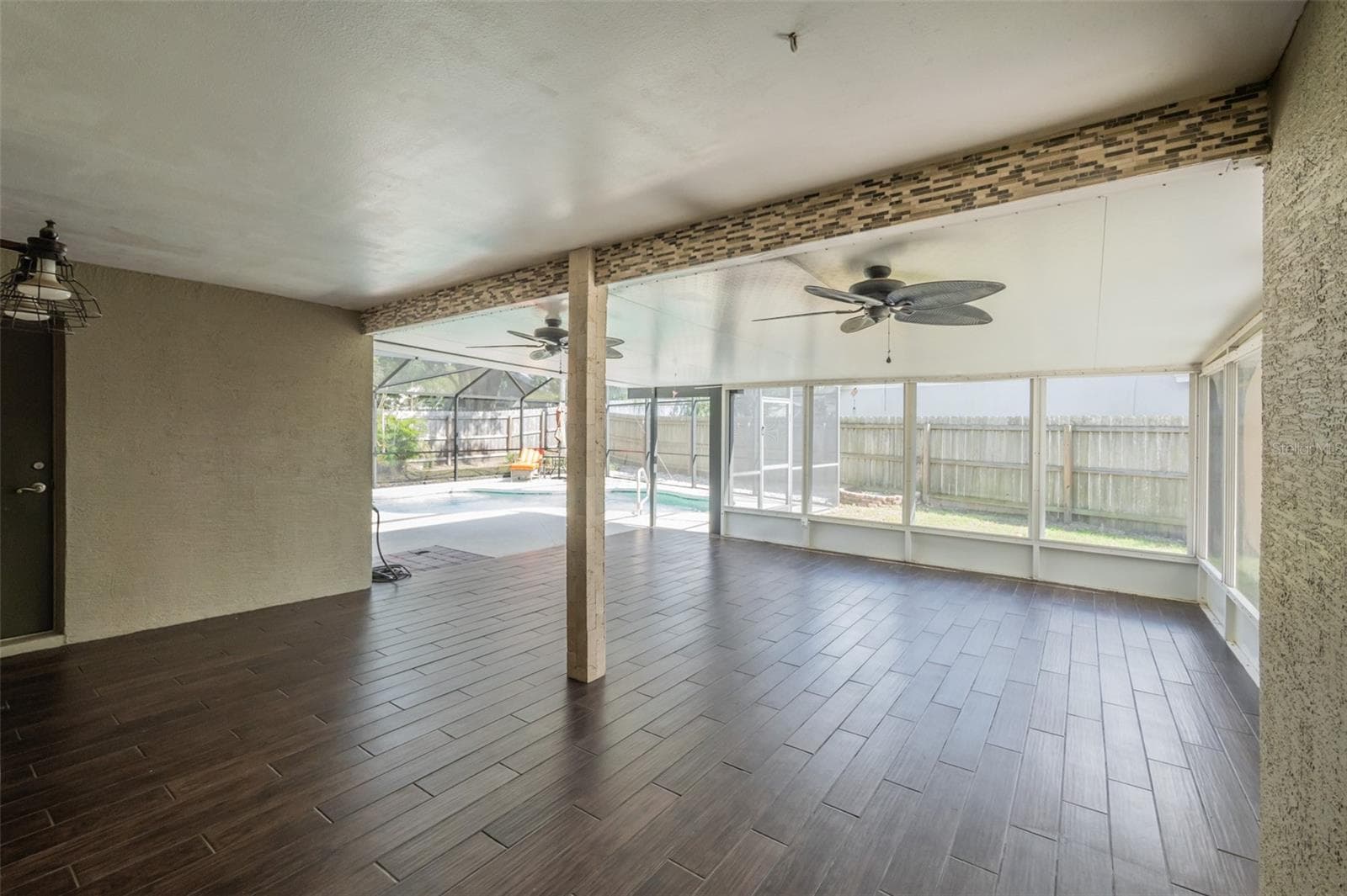Expansive Back Patio Screen Enclosed Entertaining Space - 2632 SPRING GLEN LN, APOPKA
