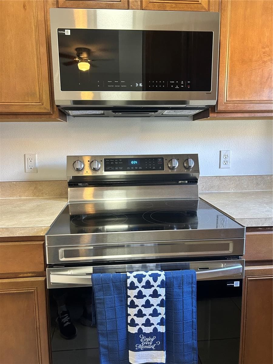 New Microwave and Range - 2051 RETREAT VIEW CIR, SANFORD