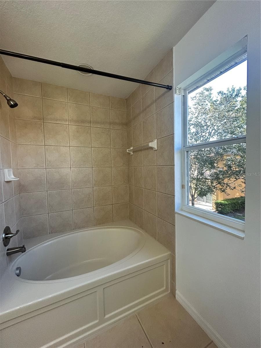 Master Bathtub - 2051 RETREAT VIEW CIR, SANFORD