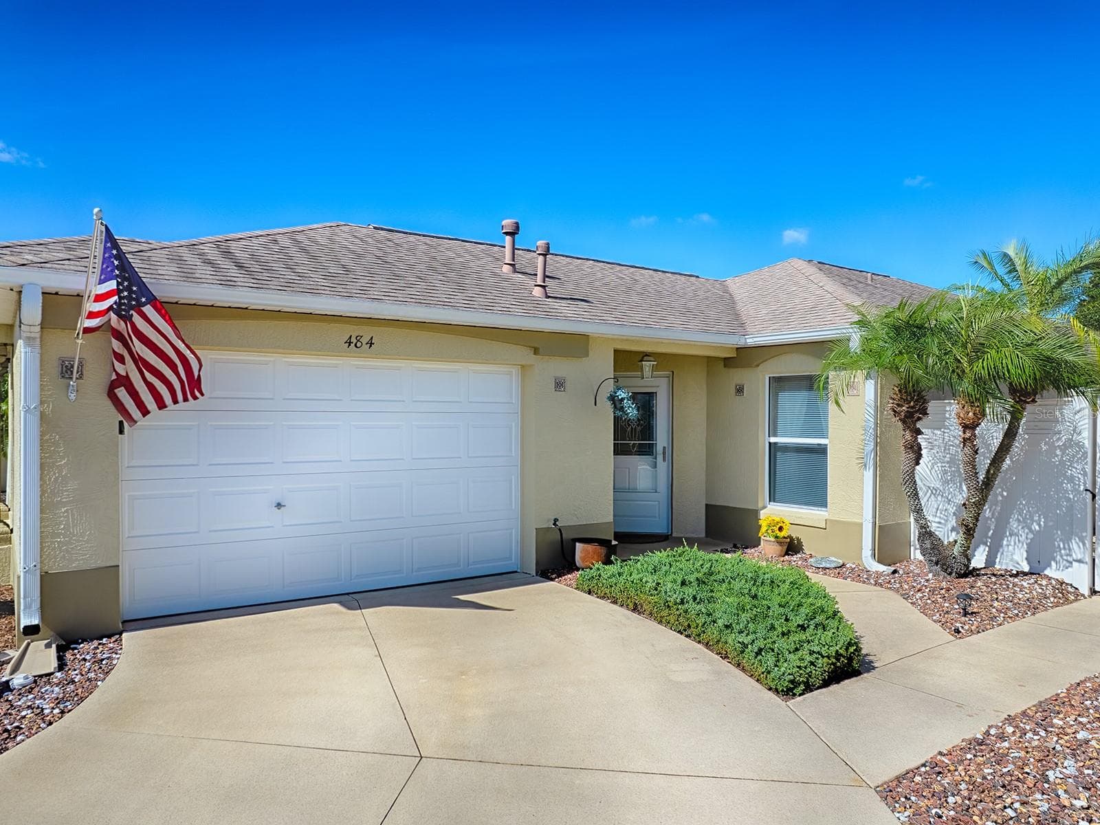 View of garage with the screen door up - 484 AINTREE LN, THE VILLAGES