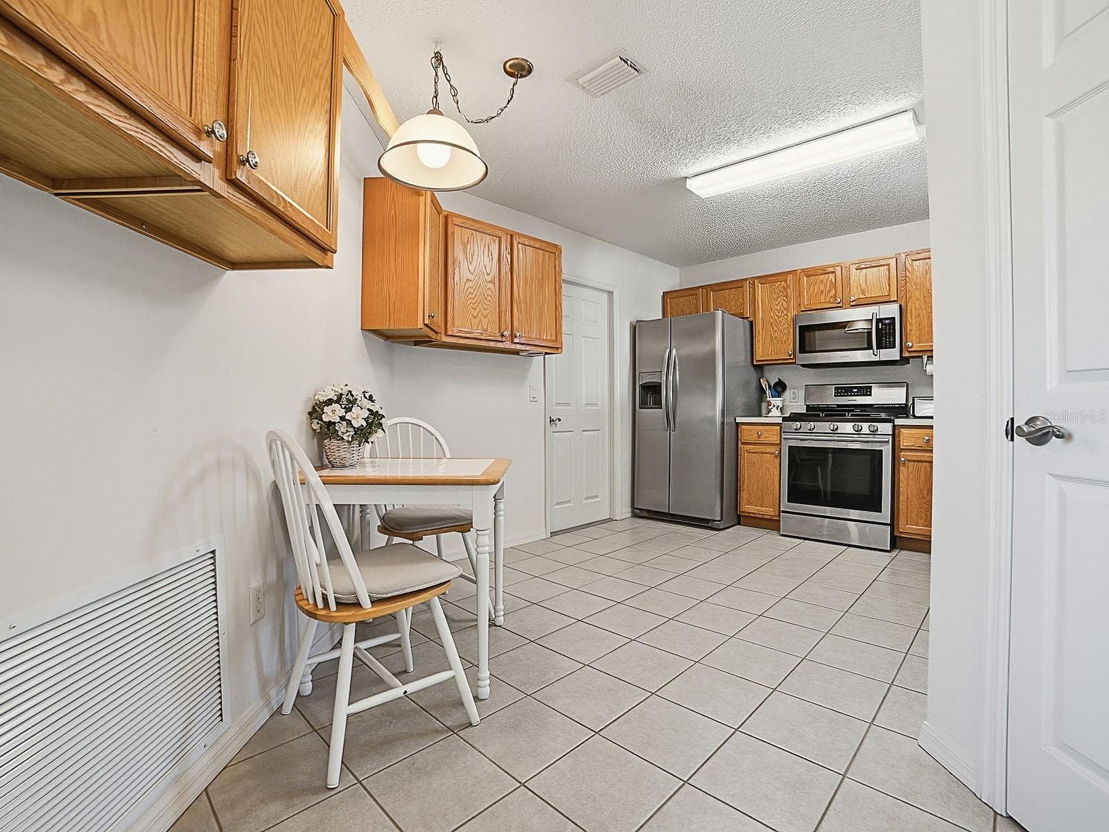 Plenty of cupboards and eat in kitchen - 484 AINTREE LN, THE VILLAGES