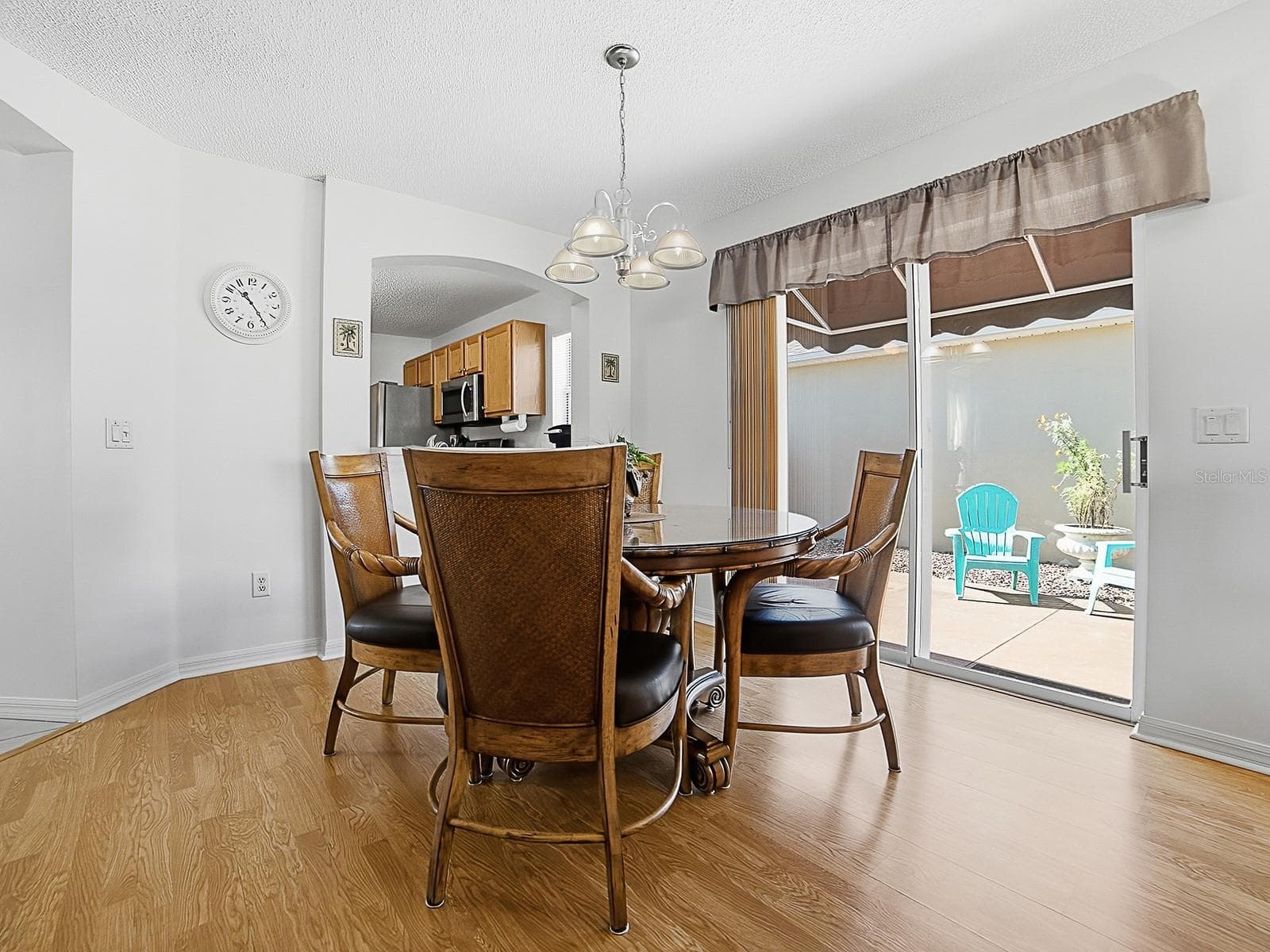 Dining area with sliders to side courtyard area - 484 AINTREE LN, THE VILLAGES