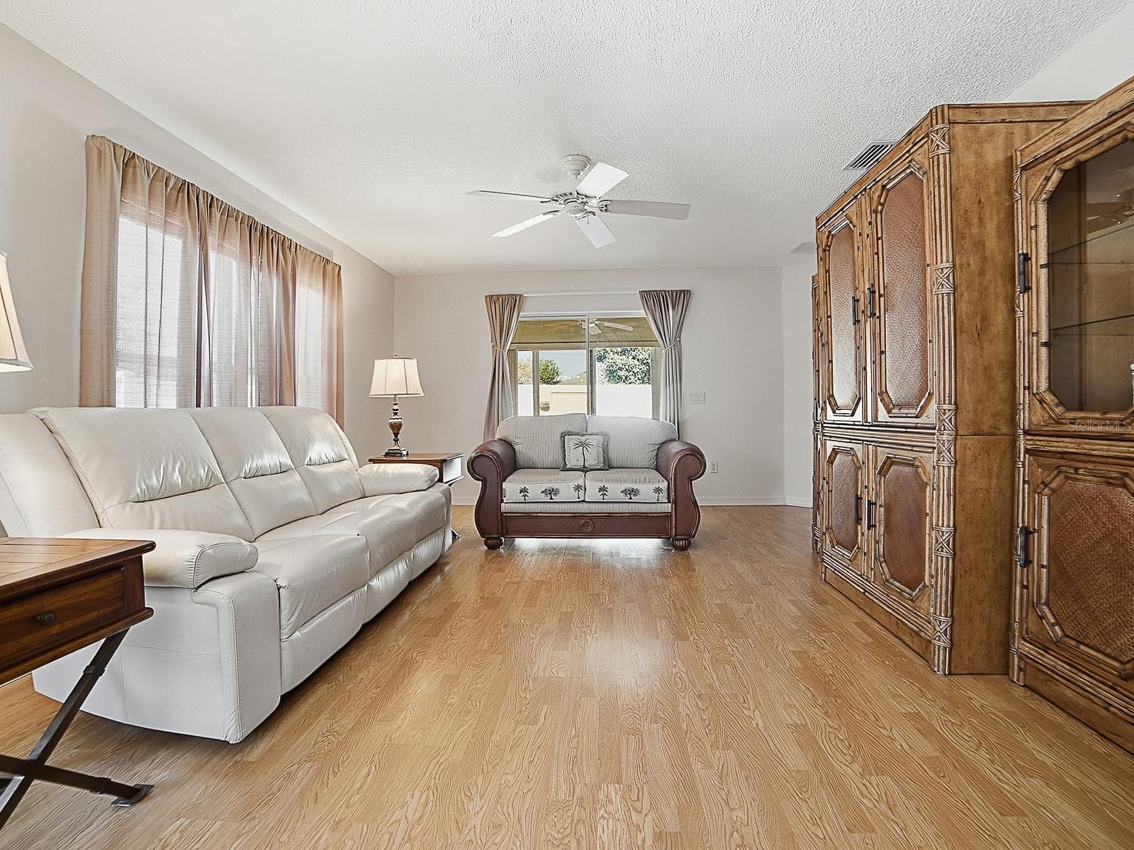 View of living room to sliders to lanai - 484 AINTREE LN, THE VILLAGES