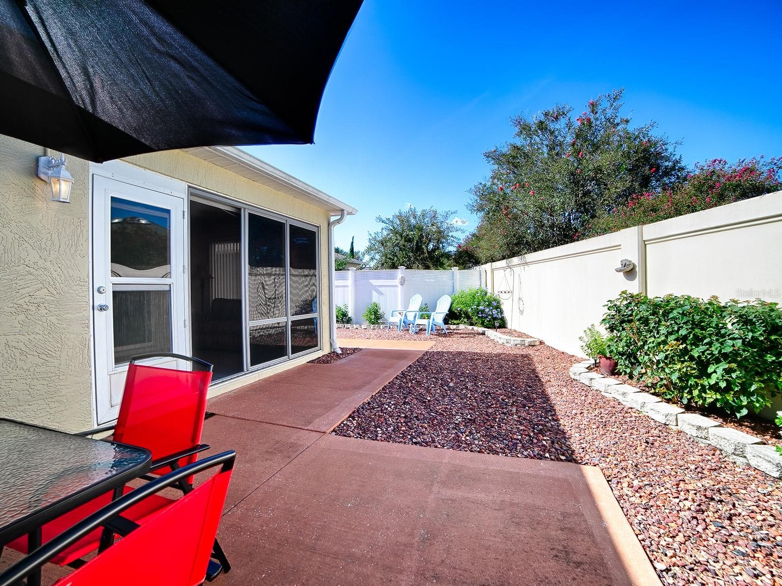 Your outdoor courtyard with painted concrete - 484 AINTREE LN, THE VILLAGES